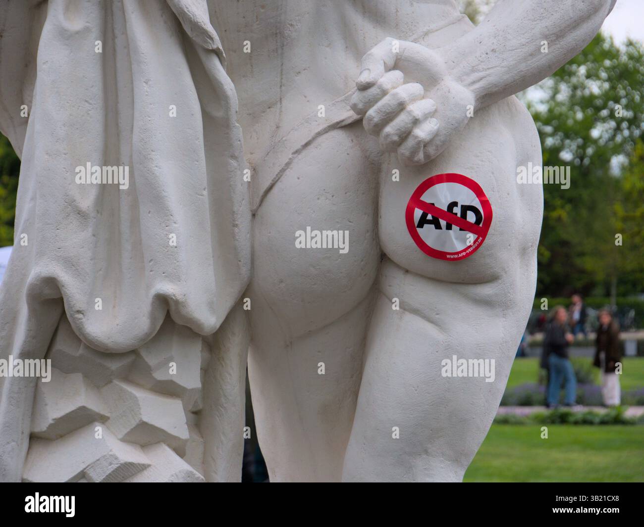 Dettagli della statua che evidenziano il simbolo Artistico anti-AfD con sfondo sfocato Foto Stock