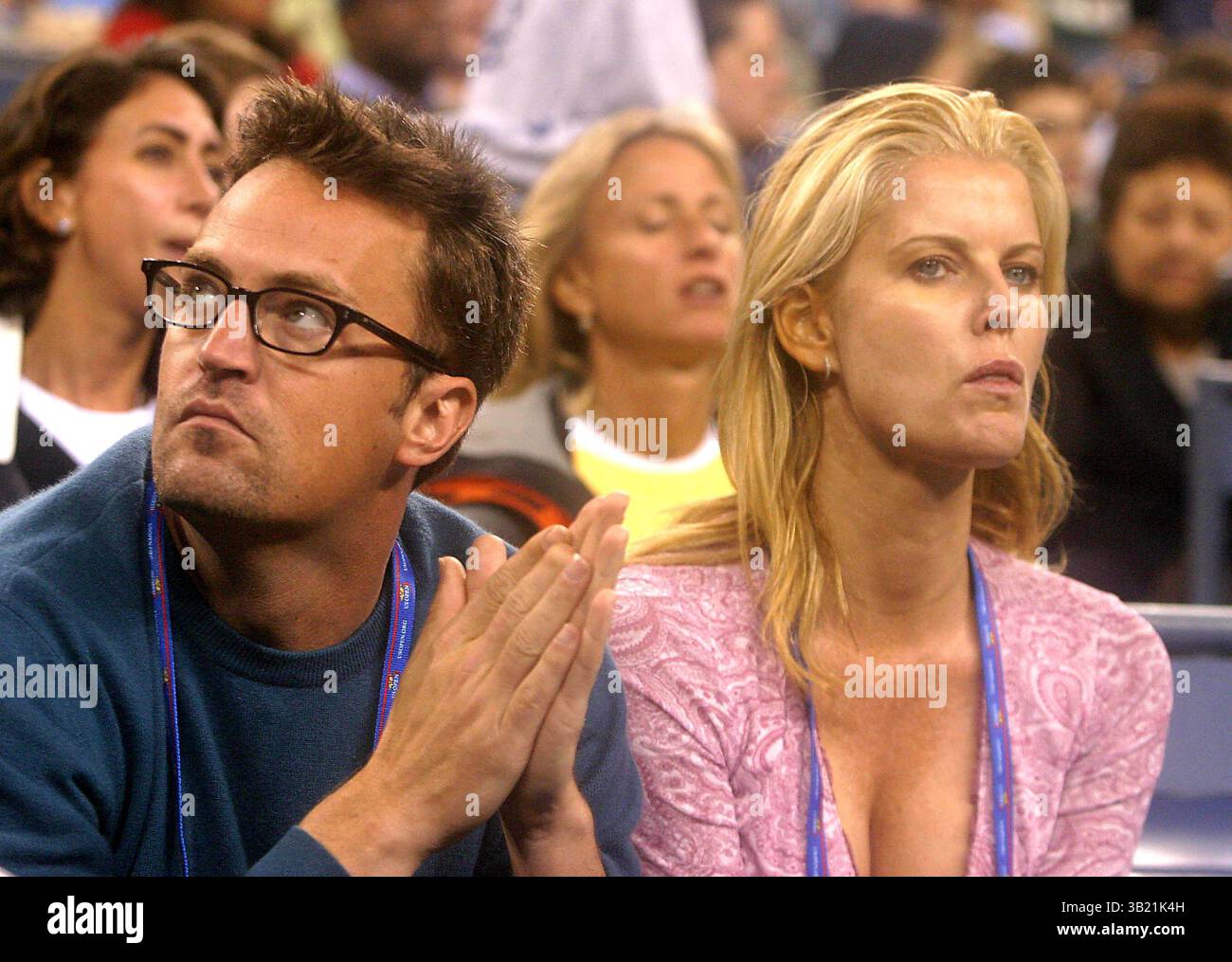 2 SETTEMBRE 2003 - NEW YORK, NEW YORK, STATI UNITI - K32533JBB.ANDRE AGASSI VS TAYLOR DENT AL TORNEO DI TENNIS US OPEN PRESSO L'ARTHUR ASHE STADIUM DI FLUSHING QUEENS, NEW YORK NEW YORK. 9/2/2003. / 2003.MATTHEW PERRY (immagine di credito: © John Barrett/Globe Photos/ZUMAPRESS.com) Foto Stock
