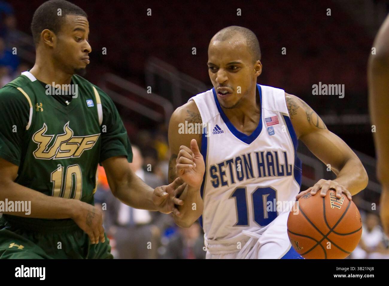 28 dicembre 2010: Seton Hall Pirates guardia Jordan Theodore (10) in azione contro i South Florida Bulls guardia Anthony Crater (10) durante la partita di basket NCAA tra i South Florida Bulls e i Seton Hall Pirates al Prudential Center di Newark, New Jersey. The Pirates Beat the Bulls, 64-55.(immagine di credito: © Chris Szagola/Cal Sport Media/ZUMAPRESS.com) Foto Stock