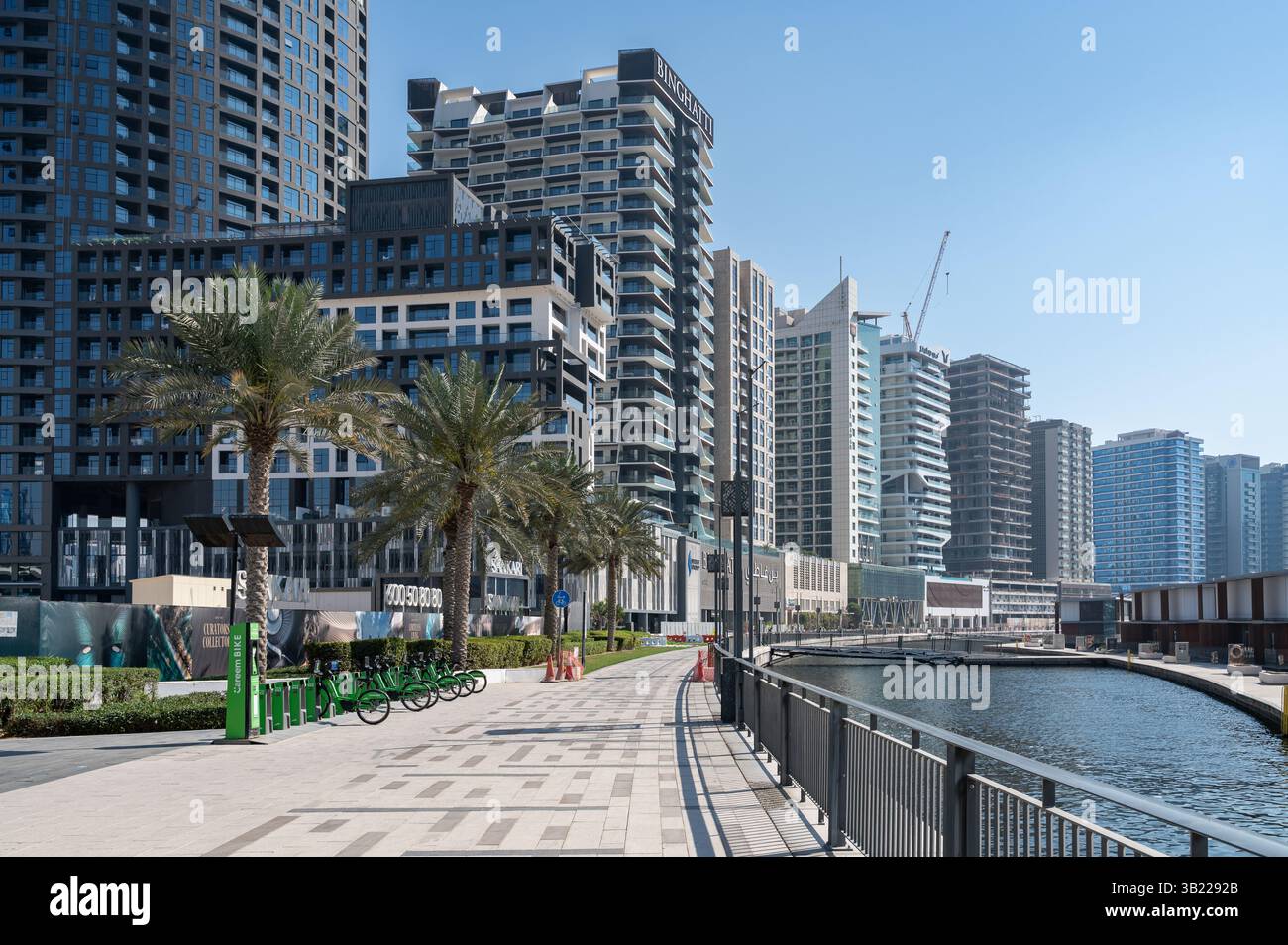 18.03.2025, Dubai, Emirati Arabi Uniti, Asia - moderni e alti edifici di appartamenti sulle rive del canale di Dubai al Jadaf. Foto Stock