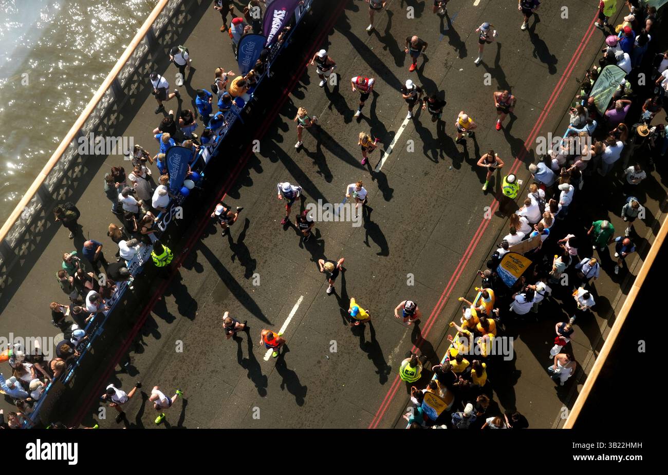 Una vista generale dall'interno della finestra di osservazione sopra il Tower Bridge della gara di partecipazione di massa durante la maratona TCS di Londra. Data foto: Domenica 27 aprile 2025. Foto Stock