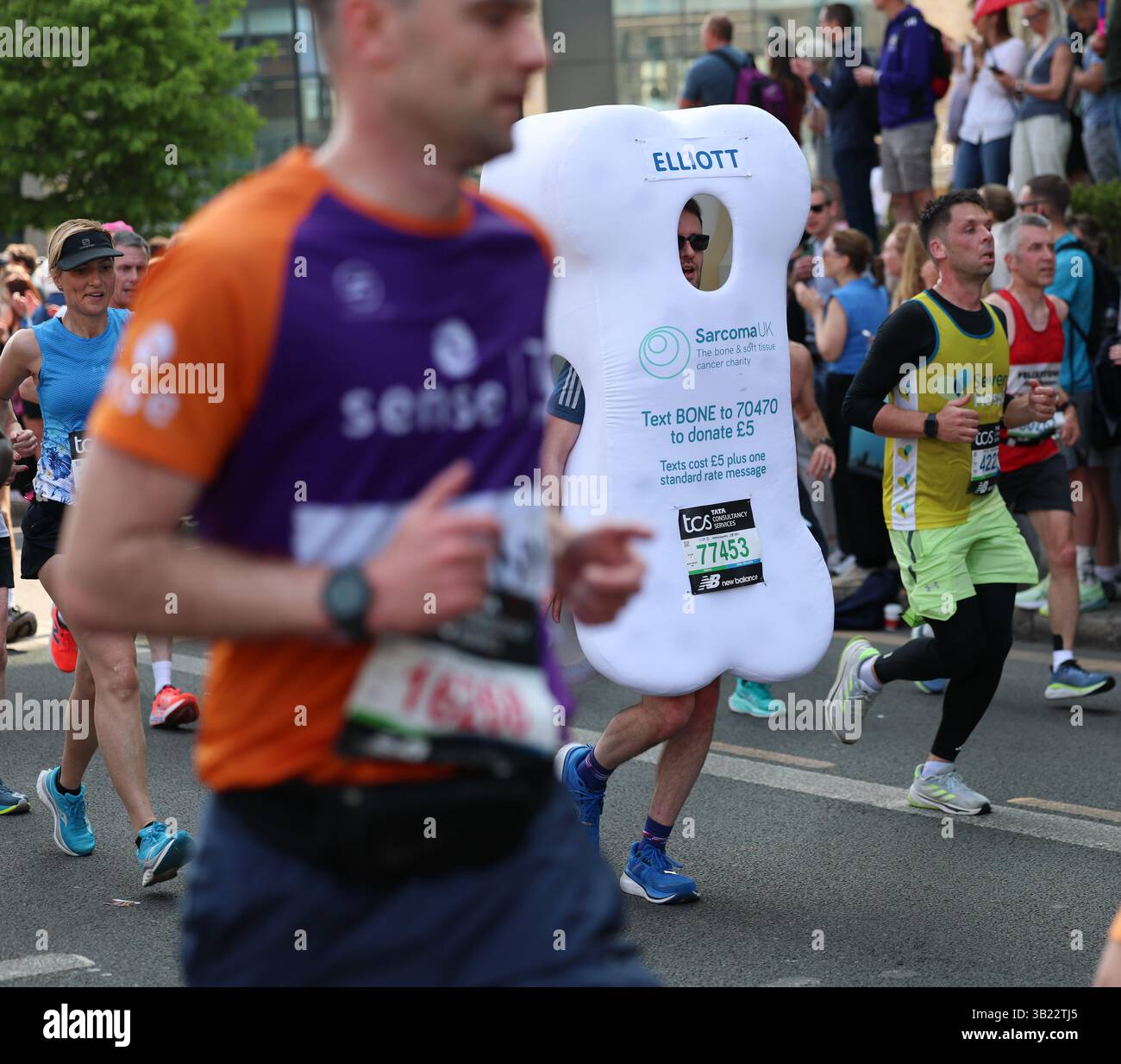 Londra, Regno Unito. 27 aprile 2025. Runner si è vestito da osso a sostegno di Sarcoma UK nella TCS London Marathon 2025 durante la TCS London Marathon il 27 aprile 2025 a Londra, Inghilterra, Regno Unito Credit: Andrew Sumner/Alamy Live News Foto Stock