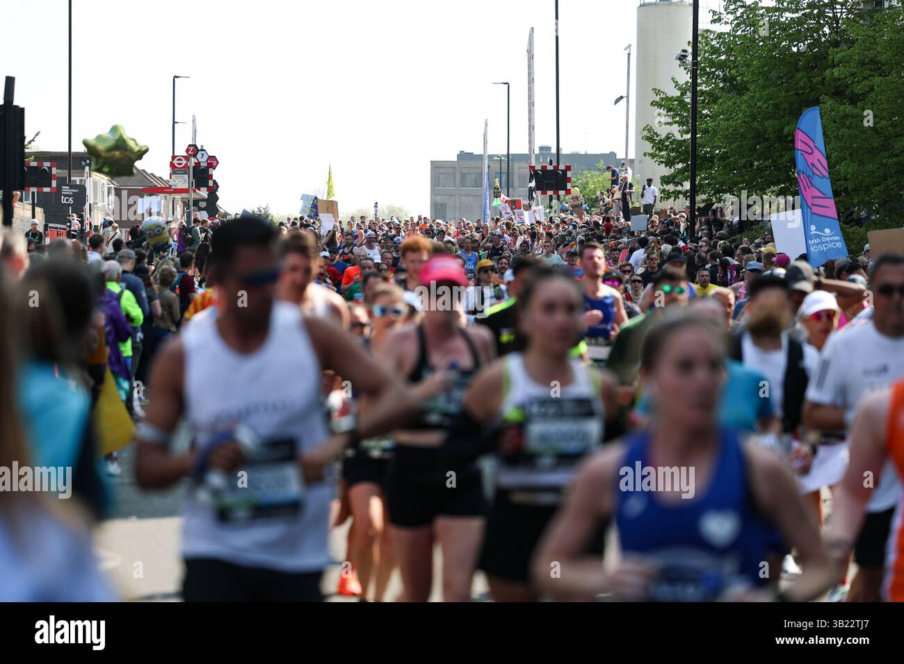 Londra, Regno Unito. 27 aprile 2025. Corridori della TCS London Marathon 2025 durante la TCS London Marathon il 27 aprile 2025 a Londra, Inghilterra, Regno Unito Credit: Andrew Sumner/Alamy Live News Foto Stock