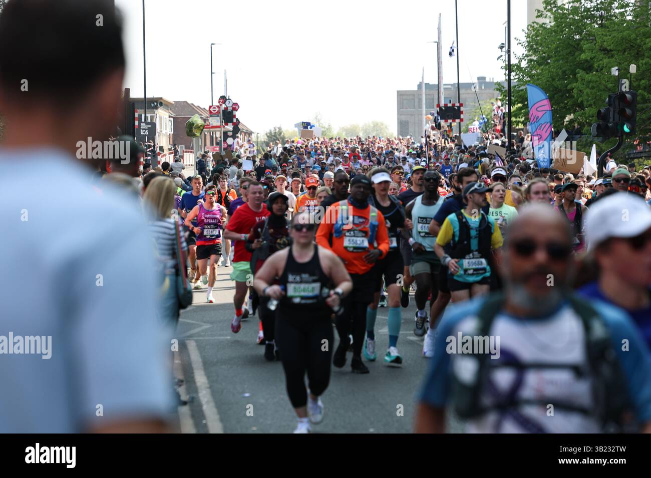 Londra, Regno Unito. 27 aprile 2025. Corridori della TCS London Marathon 2025 durante la TCS London Marathon il 27 aprile 2025 a Londra, Inghilterra, Regno Unito Credit: Andrew Sumner/Alamy Live News Foto Stock