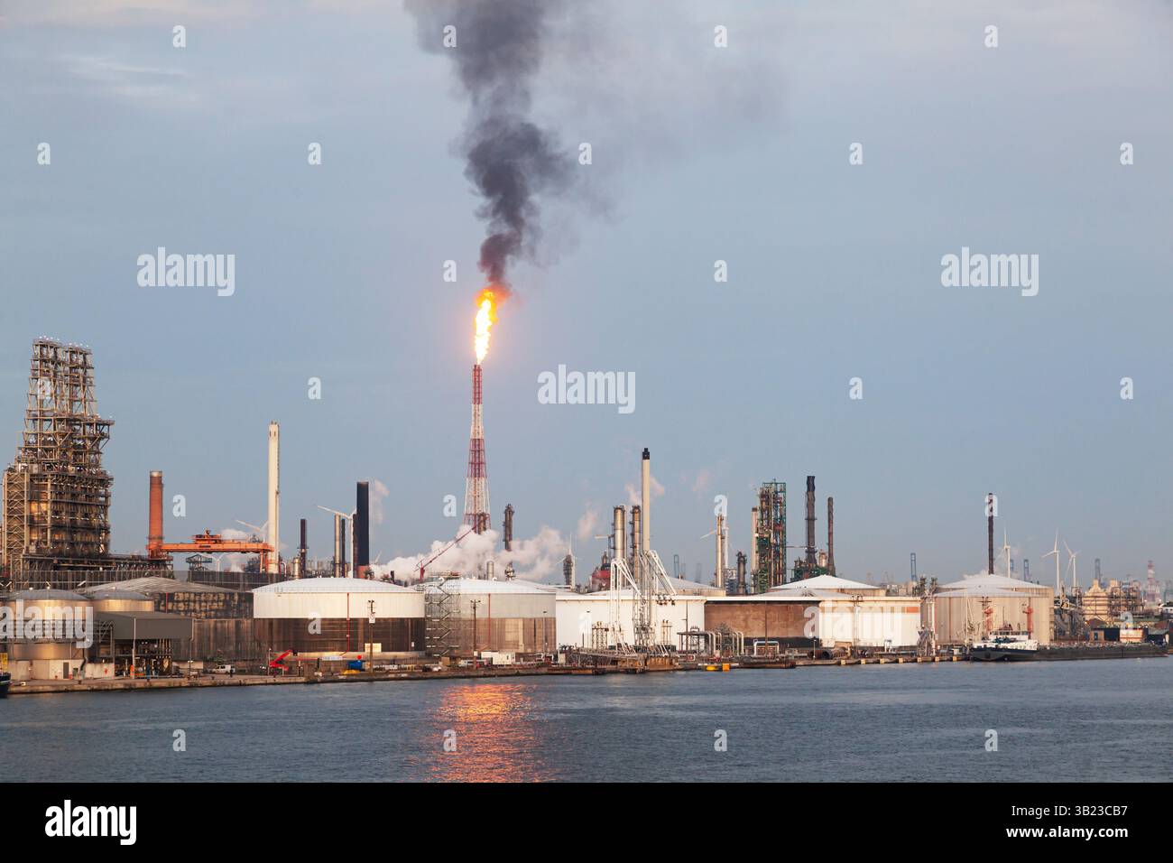 Raffineria di petrolio nel territorio del porto di Anversa in Belgio. Foto Stock
