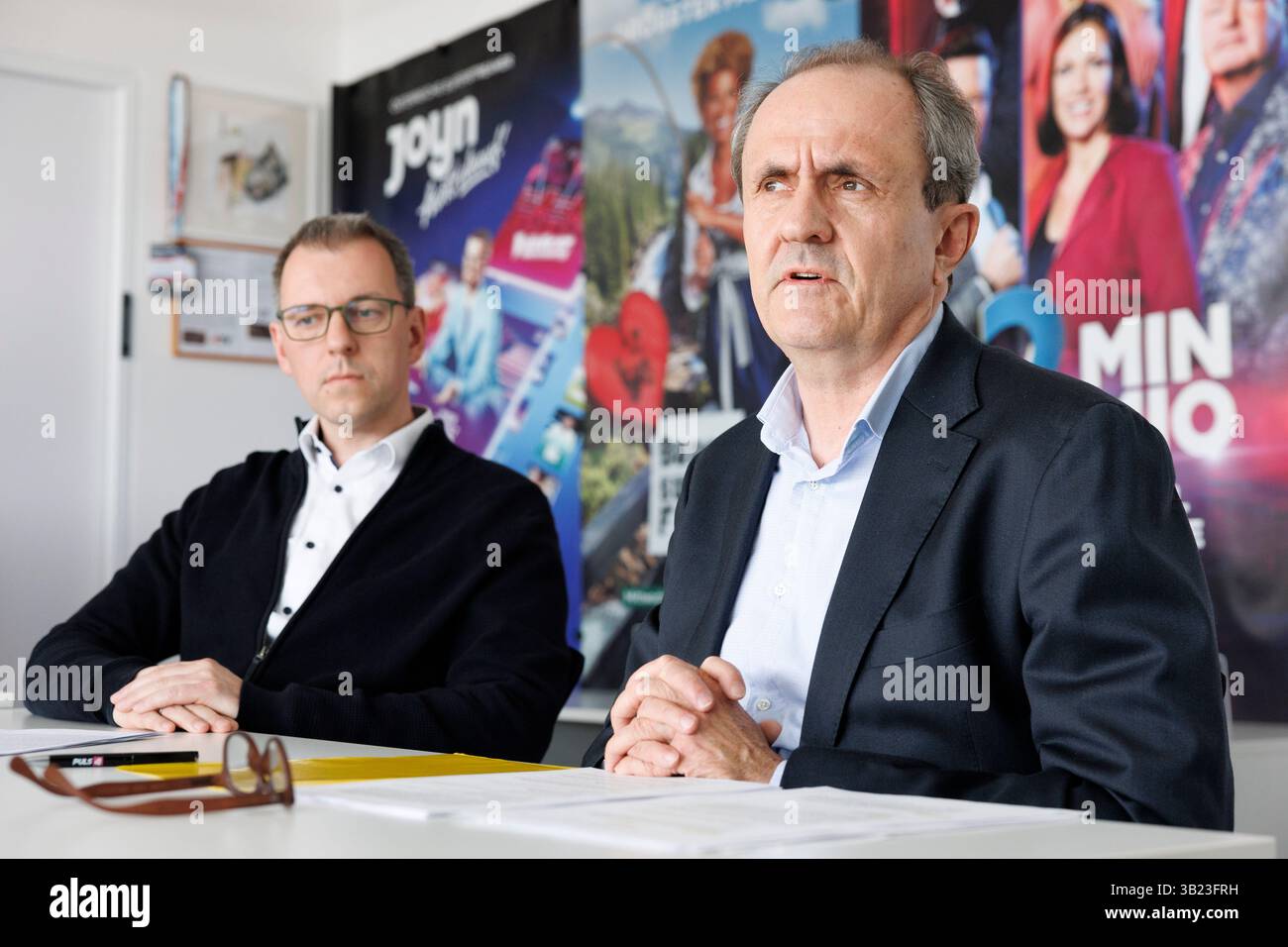 (v.l.) Die Geschäftsführer von ProSiebenSat.1Puls4 Bernhard Albrecht und Thomas Gruber am Dienstag, 22. Aprile 2025 im Rahmen eines interviste mit Redakteur Christoph Silber a Vienna. // (da sinistra) gli amministratori delegati di ProSiebenSat.1Puls4, Bernhard Albrecht e Thomas Gruber il 22 aprile 2025 durante un'intervista con l'editore Christoph Silber a Vienna. - 20250422 PD16274 credito: APA-PictureDesk/Alamy Live News Foto Stock