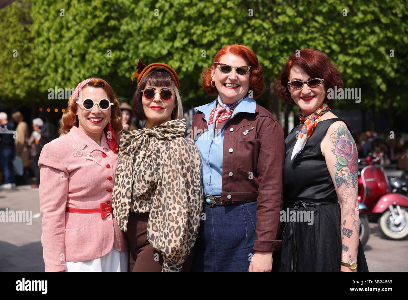 Londra, Regno Unito, 27 aprile 2025. Il sole risplende sulla vendita di stivali per auto d'epoca Kings Cross a Granary Square, nel nord di Londra. Molte persone si sono vestite con stile per la loro visita. Credito : Monica Wells/Alamy Live News Foto Stock