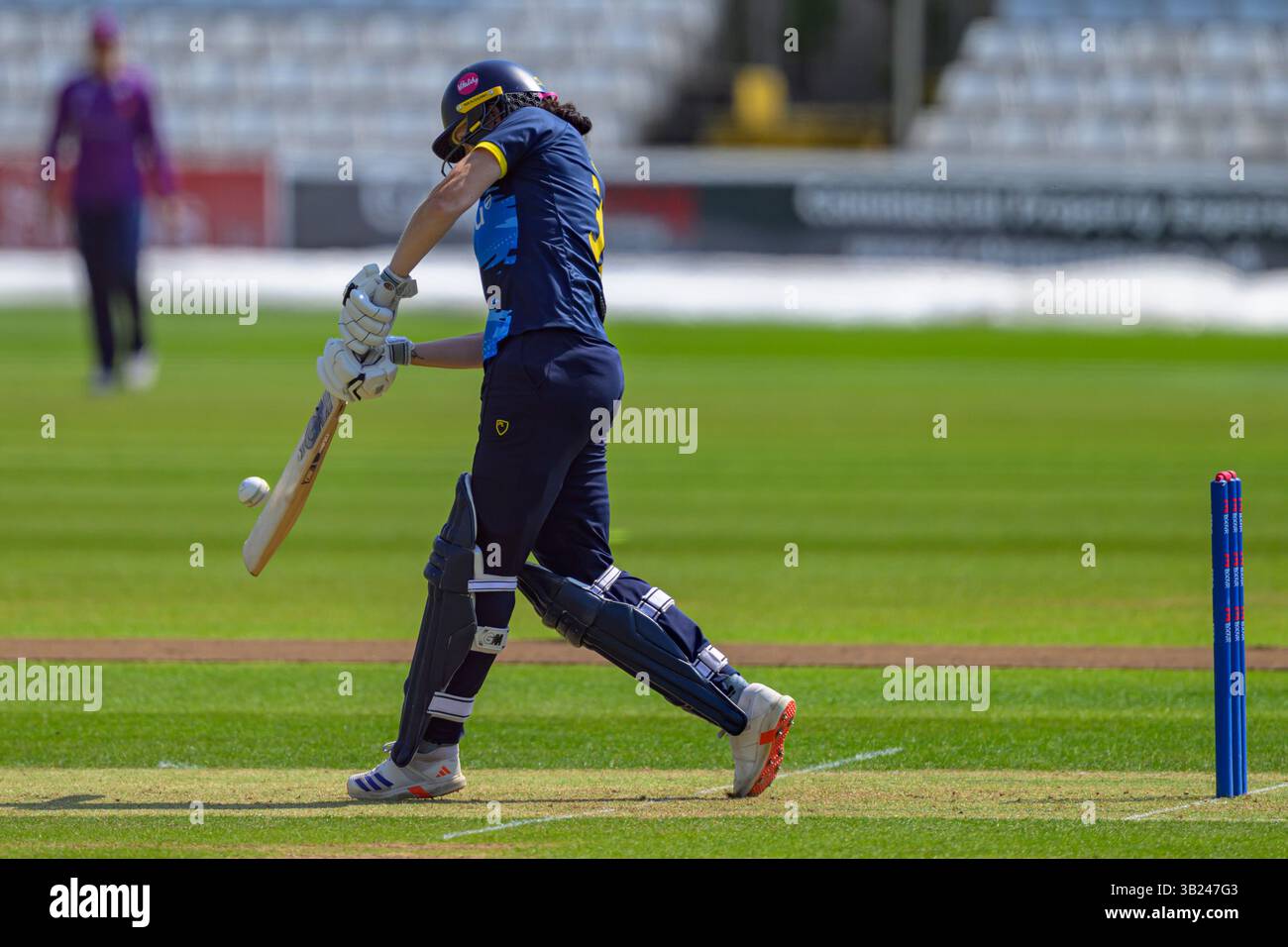 Ambassador Cruise Line Ground, Chelmsford aprile 27 2025 Em Arlott (37 Warwickshire CCC) segna con un colpo di tiro durante la partita della Metro Bank One Day Cup tra Essex CCC e Surrey CCC all'Ambassador Cruise Line Ground a Chelmsford, Inghilterra (Keeran Marquis/SPP) credito: SPP Sport Press Photo. /Alamy Live News Foto Stock