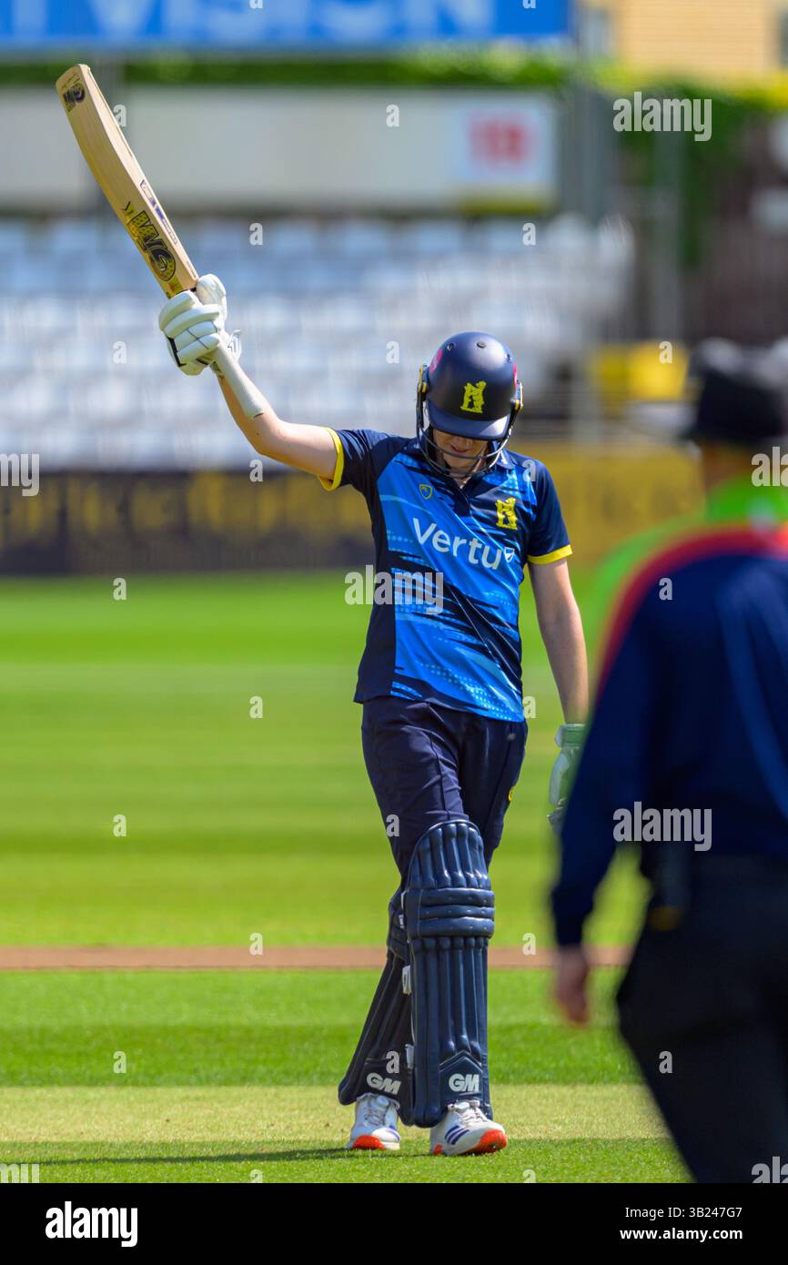 Ambassador Cruise Line Ground, Chelmsford aprile 27 2025 Em Arlott (37 Warwickshire CCC) festeggia segnando 50 corse durante la partita della Metro Bank One Day Cup tra Essex CCC e Surrey CCC all'Ambassador Cruise Line Ground a Chelmsford, Inghilterra (Keeran Marquis/SPP) credito: SPP Sport Press Photo. /Alamy Live News Foto Stock