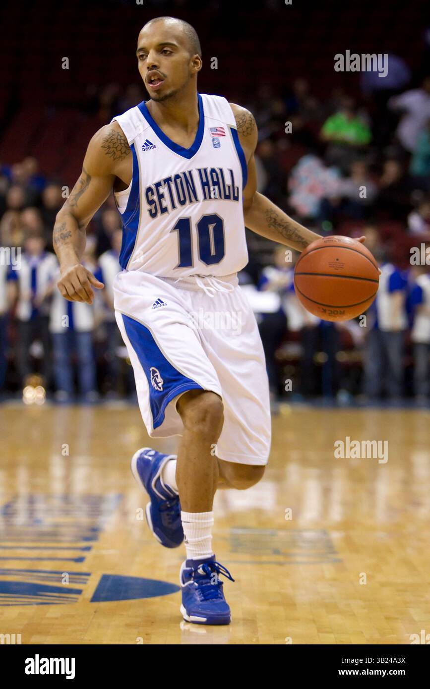 18 gennaio 2011: I Seton Hall Pirates guardano Jordan Theodore (10) in azione con la palla durante la partita di basket NCAA tra il 23 Georgetown Hoyas e i Seton Hall Pirates al Prudential Center di Newark, New Jersey. The Hoyas batte i Pirati, 80-75.(immagine di credito: © Chris Szagola/Cal Sport Media/ZUMAPRESS.com) Foto Stock