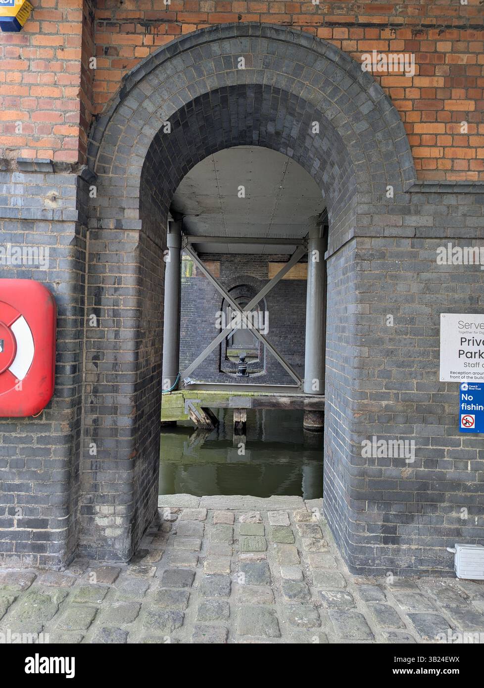 Canal Basin, Victoria Quays vicino al centro di Sheffield. Costruito nel 1816-1819 per essere utilizzato come capolinea del canale di Sheffield. 1992-1994 riqualificazione. - Immagine stock catturata con smartphone