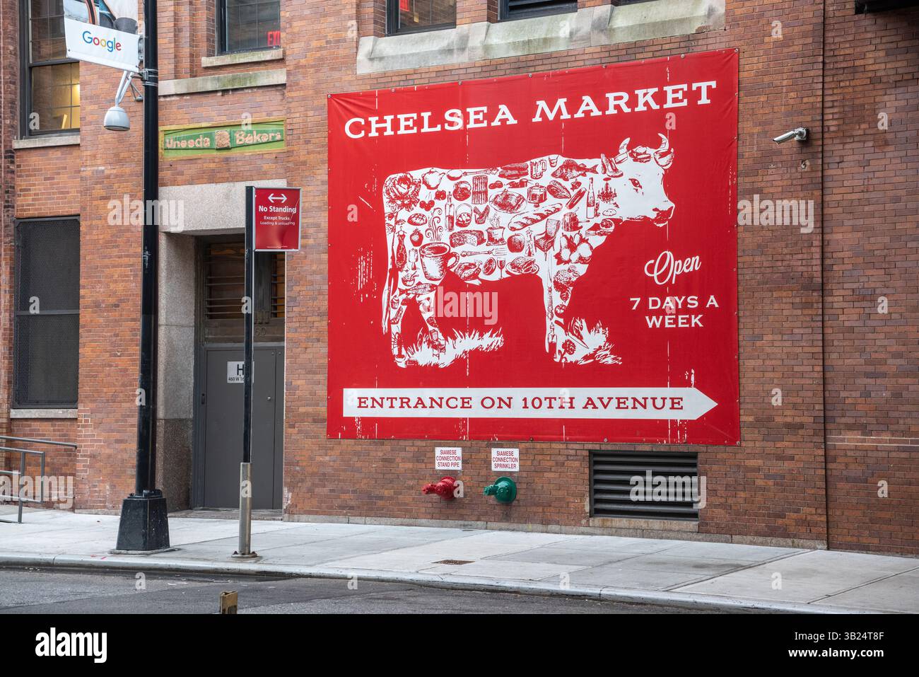 New York, Stati Uniti d'America – 9 ottobre 2018. Cartello del Chelsea Market sul muro di un edificio nel Meatpacking District di New York. Situato Foto Stock