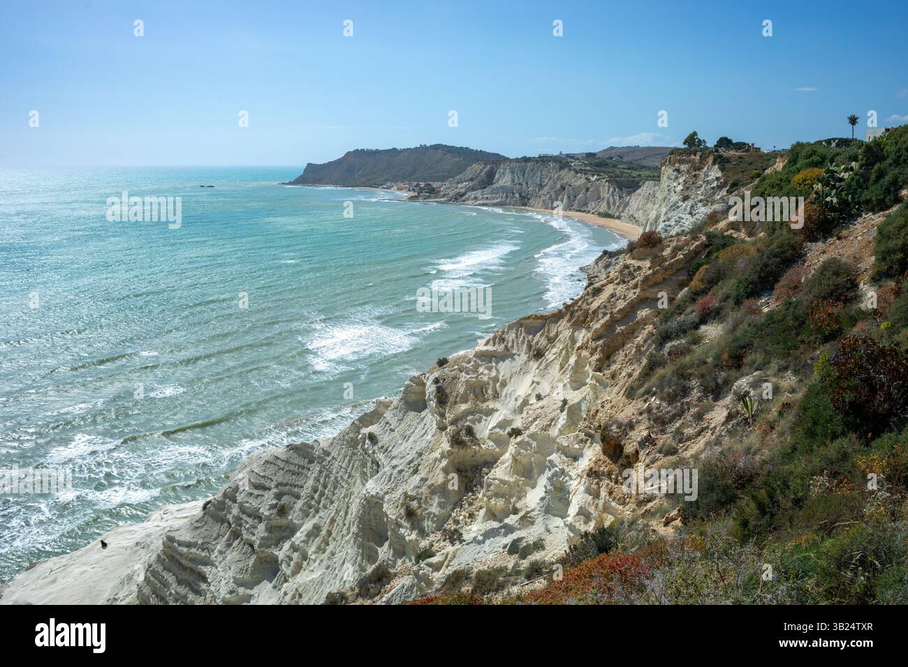 Spiaggia della Scala dei Turchi ad Agrigento, Sicilia, Italia, con il blu del Mediterraneo e la sua famosa roccia bianca sullo sfondo dalla cima della scogliera Foto Stock