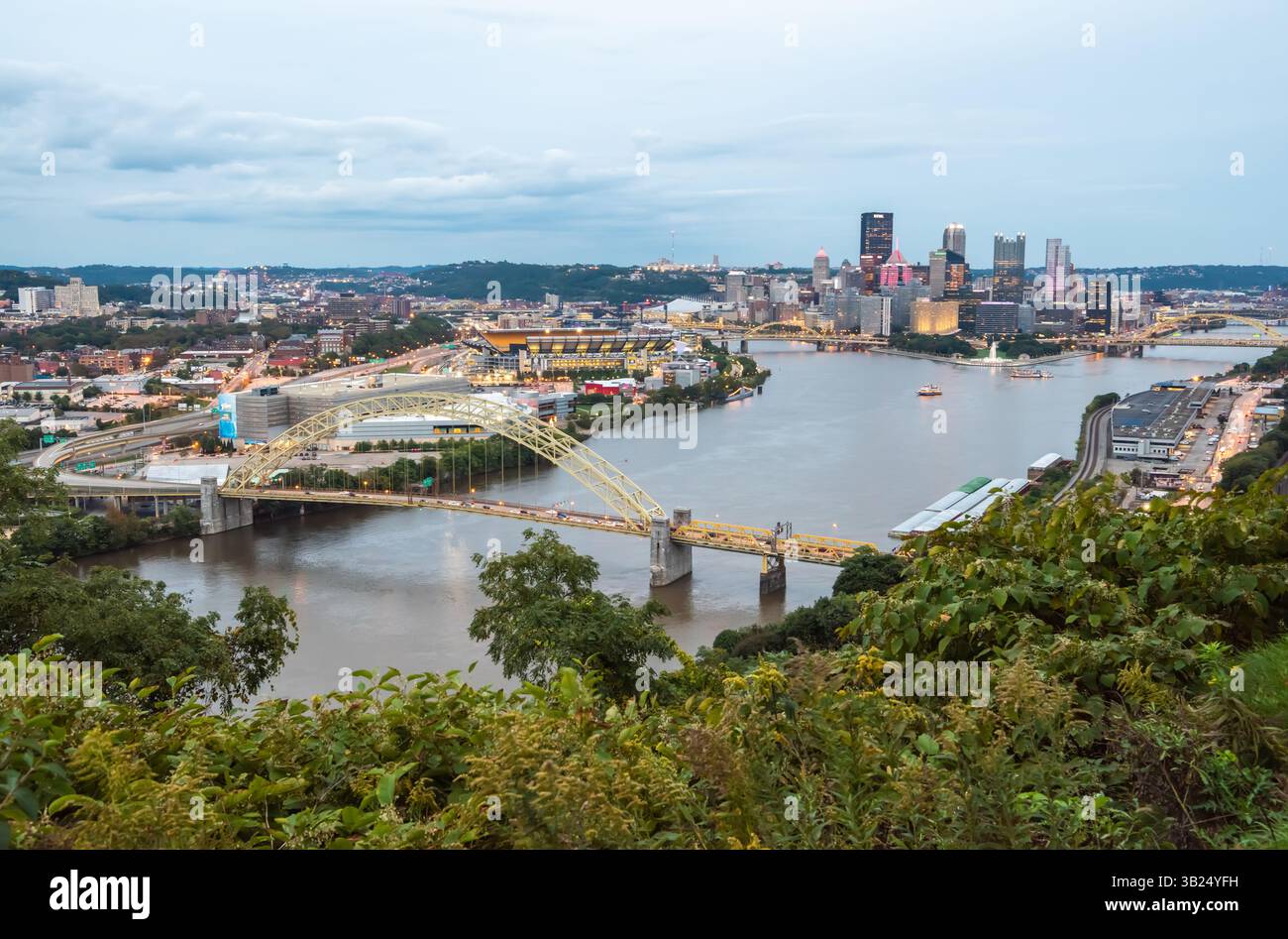Pittsburgh, Pennsylvania, Stati Uniti d'America – 12 ottobre 2018. Vista su Pittsburgh, Pennsylvania, Stati Uniti e sul ponte del West End, al crepuscolo. Foto Stock
