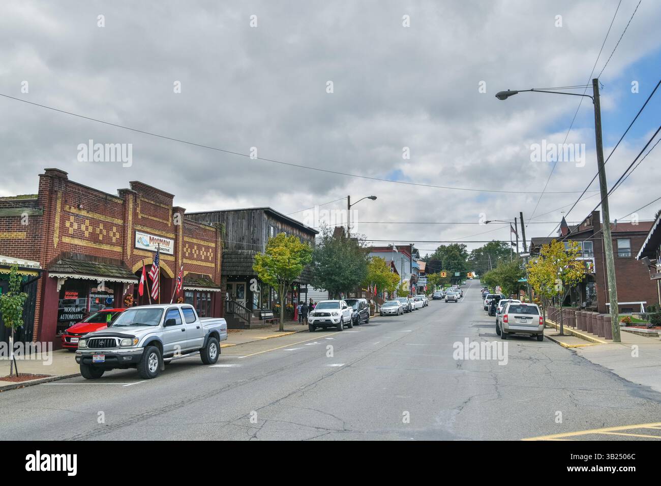 Sugarcreek, Ohio, Stati Uniti d'America – 13 ottobre 2018. East Main Street a Sugarcreek, OH. Vista sulla strada con proprietà commerciali, auto e parcheggio Foto Stock