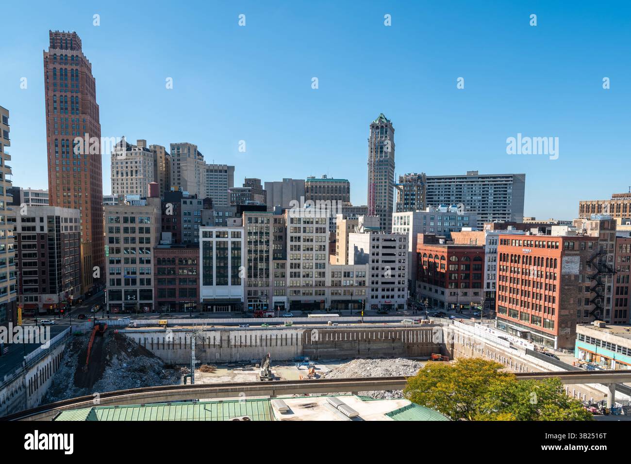 Detroit, Michigan, Stati Uniti d'America – 14 ottobre 2018. Skyline di Detroit con edifici lungo Woodward Avenue. Il David Stott Building e' alla l Foto Stock