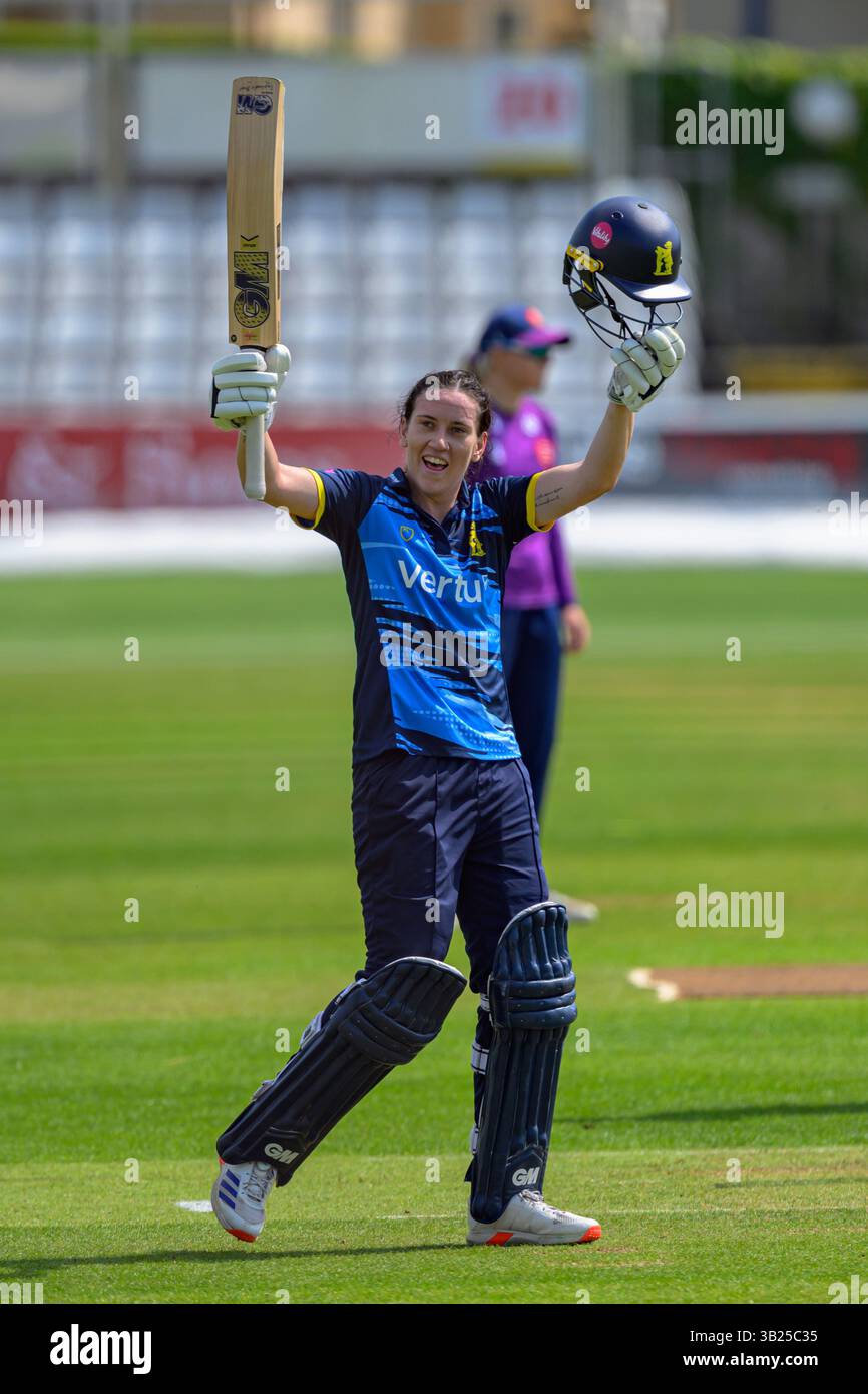 Ambassador Cruise Line Ground, Chelmsford aprile 27 2025 Em Arlott (37 Warwickshire CCC) festeggia segnando 100 corse durante la partita della Metro Bank One Day Cup tra Essex CCC e Surrey CCC all'Ambassador Cruise Line Ground a Chelmsford, Inghilterra (Keeran Marquis/SPP) credito: SPP Sport Press Photo. /Alamy Live News Foto Stock