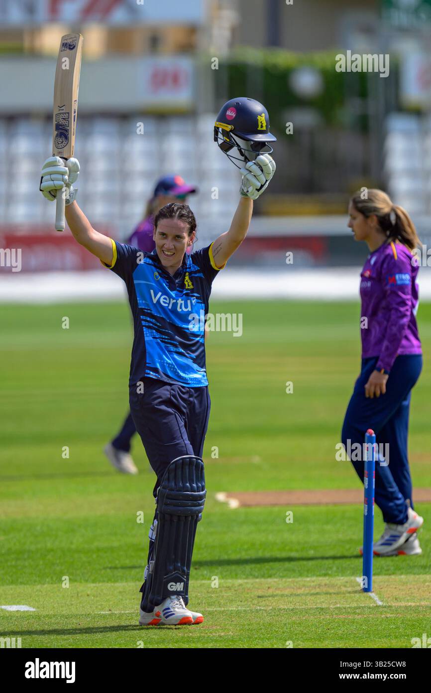 Ambassador Cruise Line Ground, Chelmsford aprile 27 2025 Em Arlott (37 Warwickshire CCC) festeggia segnando 100 corse durante la partita della Metro Bank One Day Cup tra Essex CCC e Surrey CCC all'Ambassador Cruise Line Ground a Chelmsford, Inghilterra (Keeran Marquis/SPP) credito: SPP Sport Press Photo. /Alamy Live News Foto Stock