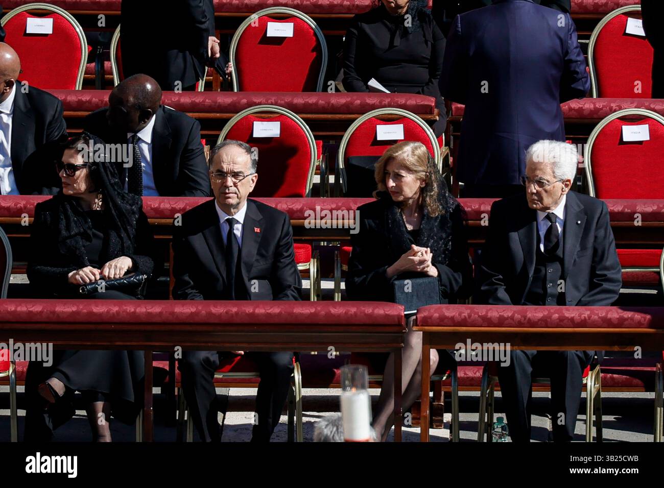 Roma, Italia. 27 aprile 2025. Roma, Roma, Italia, 27 aprile 2025, durante la cerimonia funebre del Santo padre Francesco, Piazza San Pietro, città del Vaticano, Roma, Italia durante la messa funebre del Santo padre Francesco - News Credit: Live Media Publishing Group/Alamy Live News Foto Stock