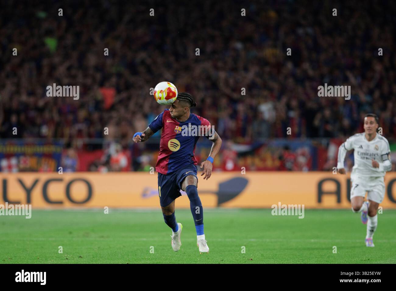 SIVIGLIA, SPAGNA - aprile 26: Raphinha Dias di Barcellona in azione durante la finale di Copa del Rey 2024/25 tra Real Madrid e Barcellona allo Stadio Cartuja. Crediti: Guille Martinez/AFLO/Alamy Live News Foto Stock