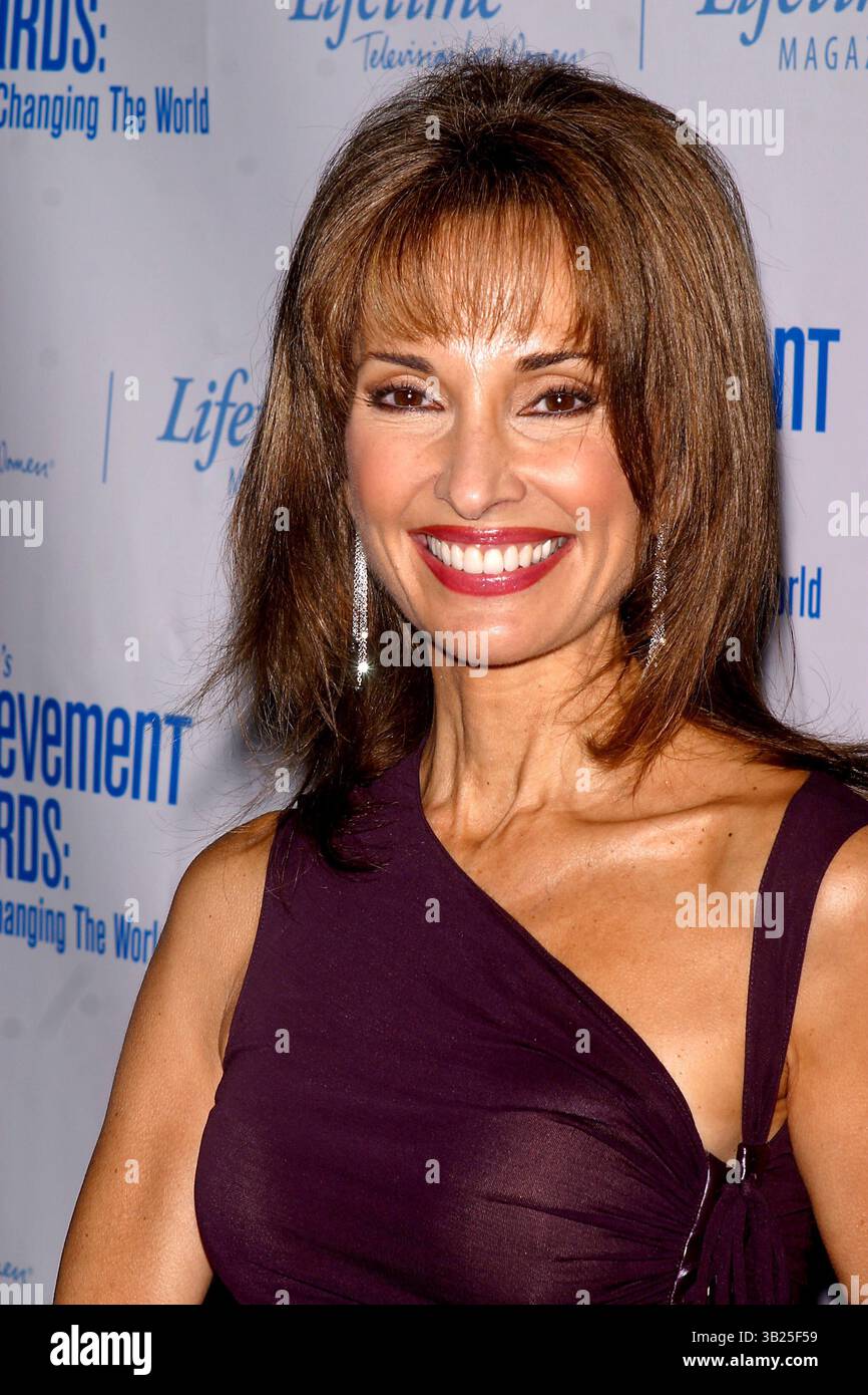 8 maggio 2003 - New York, New York, Stati Uniti - K30516JBB SD0508." PREMI LIFETIME'S ACHIEVEMENT:. LE DONNE CAMBIANO IL MONDO. NEW YORK New York. / 2003.SUSAN LUCCI (immagine di credito: © John Barrett/Globe Photos/ZUMAPRESS.com) Foto Stock