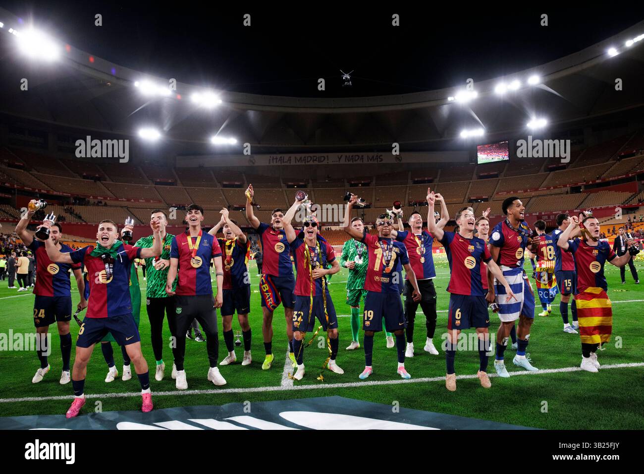 SIVIGLIA, SPAGNA - aprile 27: I giocatori di Barcellona celebrano la vittoria durante la finale di Copa del Rey 2024/25 tra Real Madrid e Barcellona allo stadio Cartuja. Crediti: Guille Martinez/AFLO/Alamy Live News Foto Stock