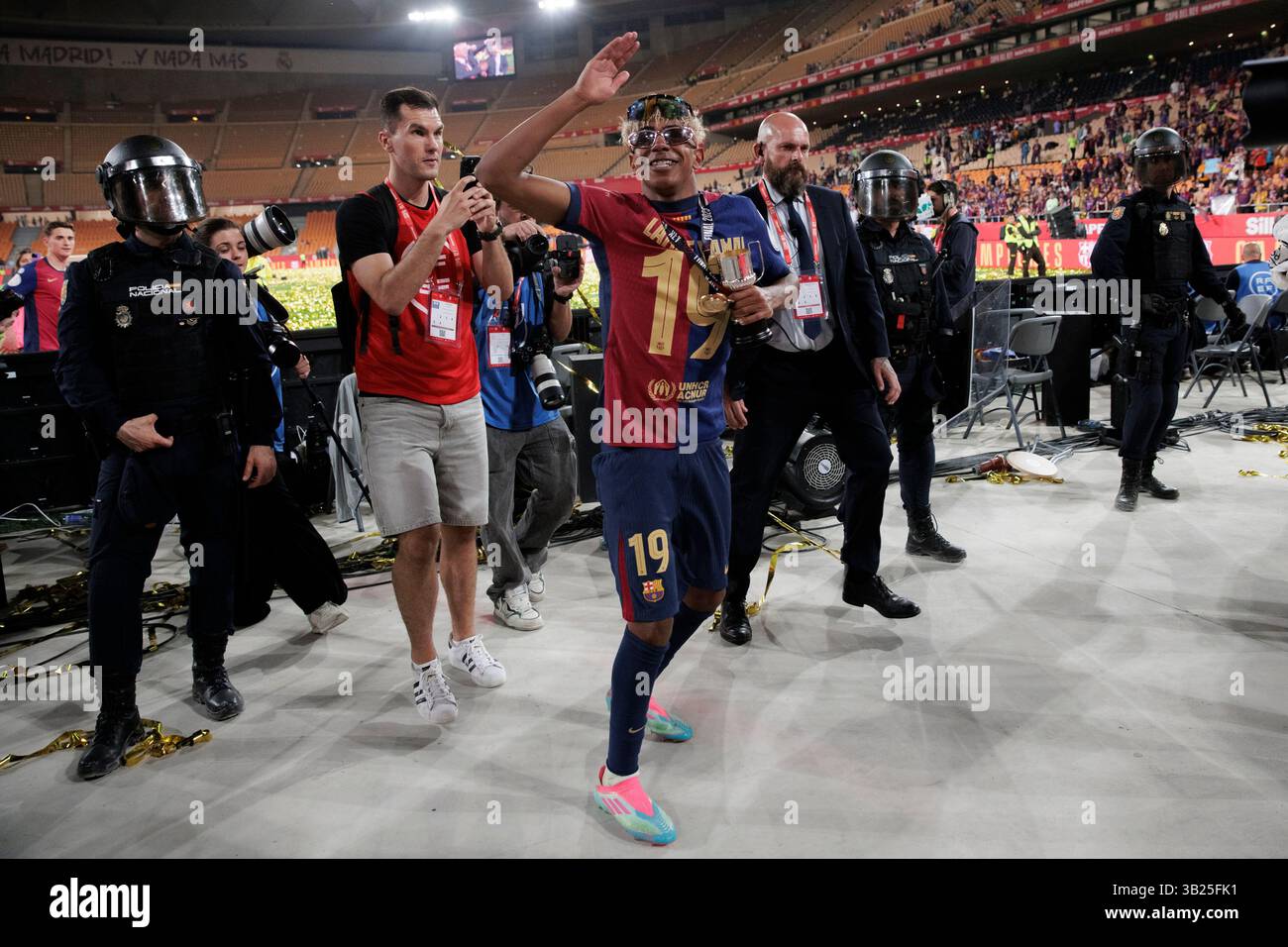 SIVIGLIA, SPAGNA - aprile 27: Lamine Yamal di Barcellona celebra la vittoria della finale di Copa del Rey 2024/25 tra il Real Madrid e il Barcellona allo stadio Cartuja. Crediti: Guille Martinez/AFLO/Alamy Live News Foto Stock