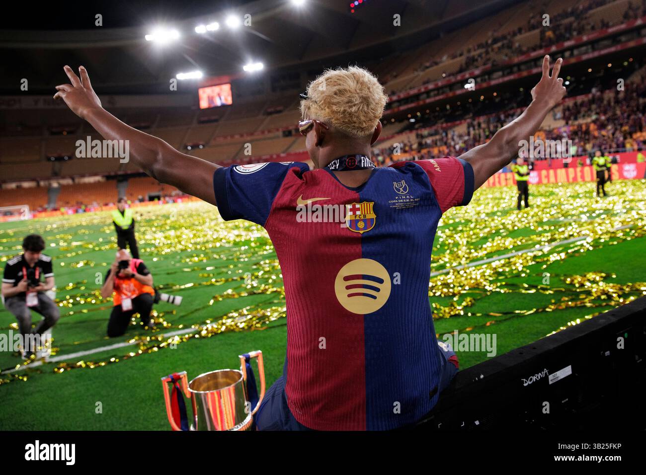 SIVIGLIA, SPAGNA - aprile 27: Lamine Yamal di Barcellona celebra la vittoria della finale di Copa del Rey 2024/25 tra il Real Madrid e il Barcellona allo stadio Cartuja. Crediti: Guille Martinez/AFLO/Alamy Live News Foto Stock