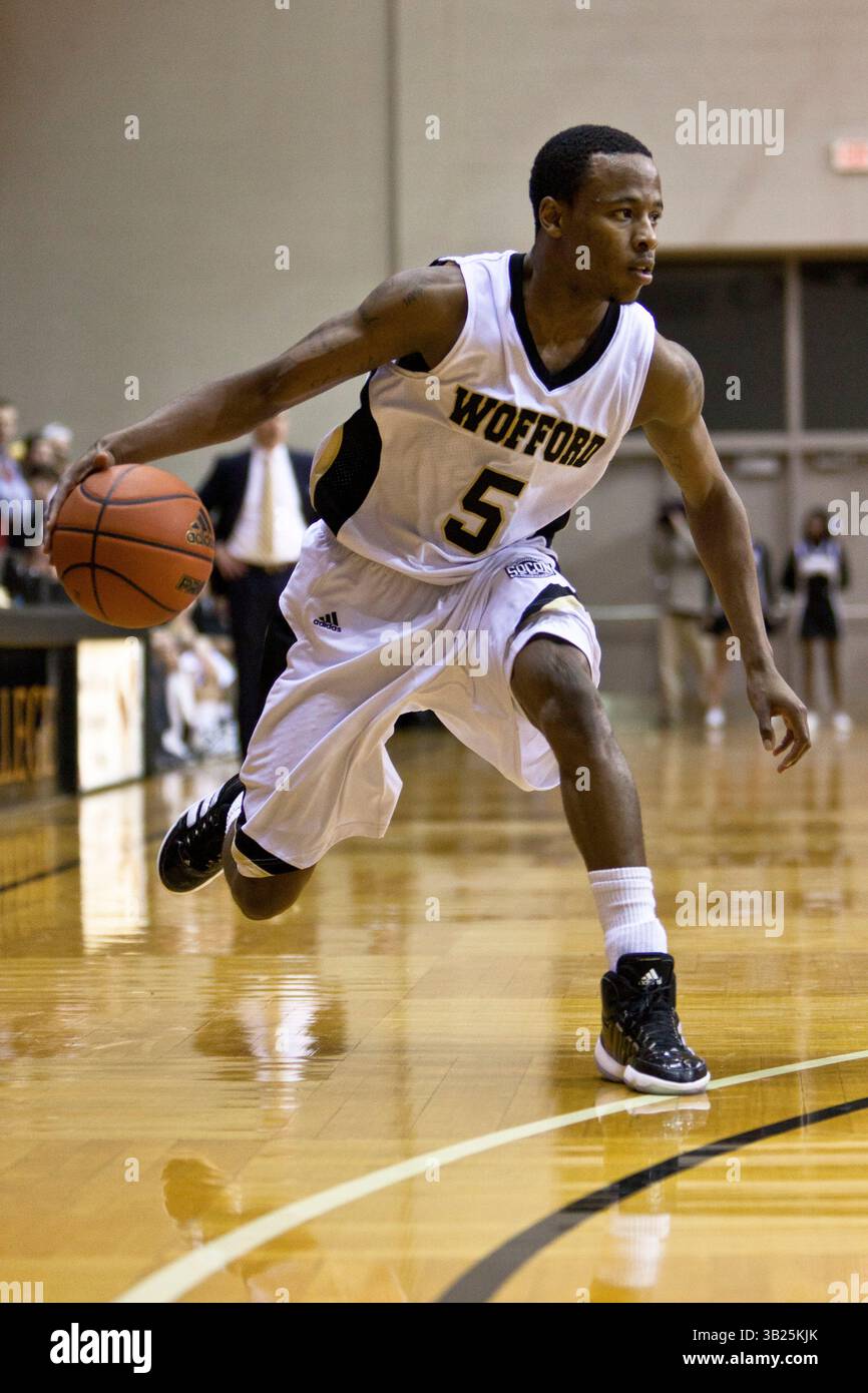 24 gennaio 2010: Woffords Jamar Diggs (5) spinge la palla lungo il campo durante la partita Furman vs Wofford alla Benjamin Johnson Arena di Spartanburg, SC. Wofford sconfisse Furman 73 a 68 ai supplementari. (Immagine di credito: © Jake Drake/Cal Sport Media/ZUMAPRESS.com) Foto Stock