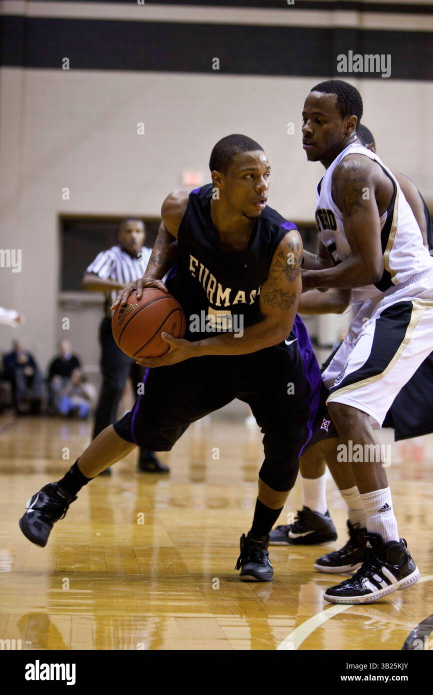 24 gennaio 2010: Furmans Darryl Evans ( 5 ) affronta i Woffords Jamar Diggs (5) durante la partita Furman vs Wofford alla Benjamin Johnson Arena di Spartanburg, SC. Wofford sconfisse Furman 73 a 68 ai supplementari. (Immagine di credito: © Jake Drake/Cal Sport Media/ZUMAPRESS.com) Foto Stock