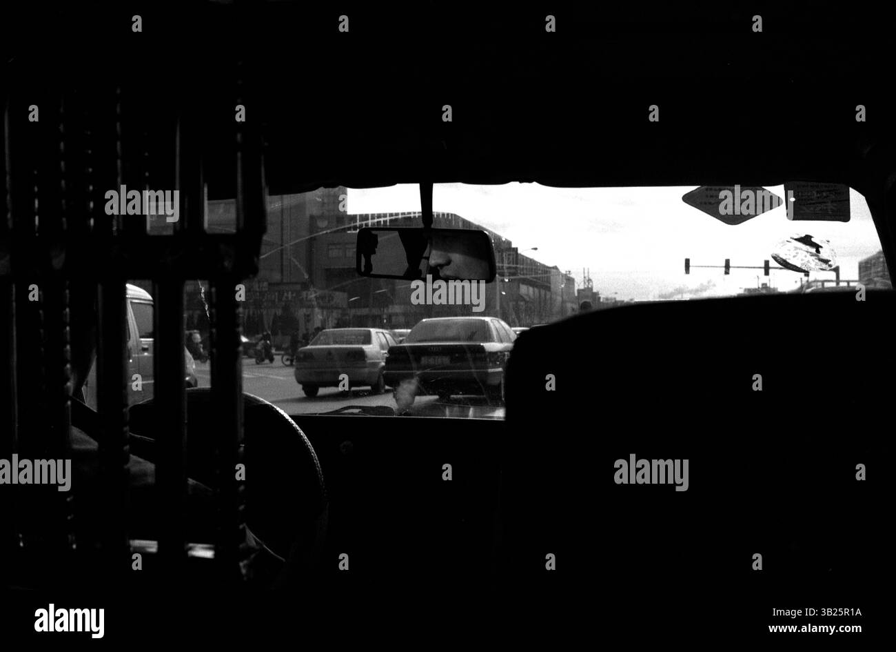 Interni in taxi in Cina, Autista e City Street riflessi nello specchio retrovisore, anni '2010 Foto Stock