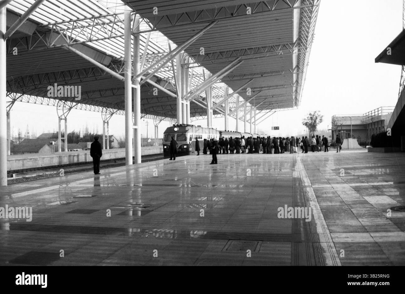 Moderno binario della stazione ferroviaria con passeggeri a Yancheng, Cina, anni '2010 Foto Stock