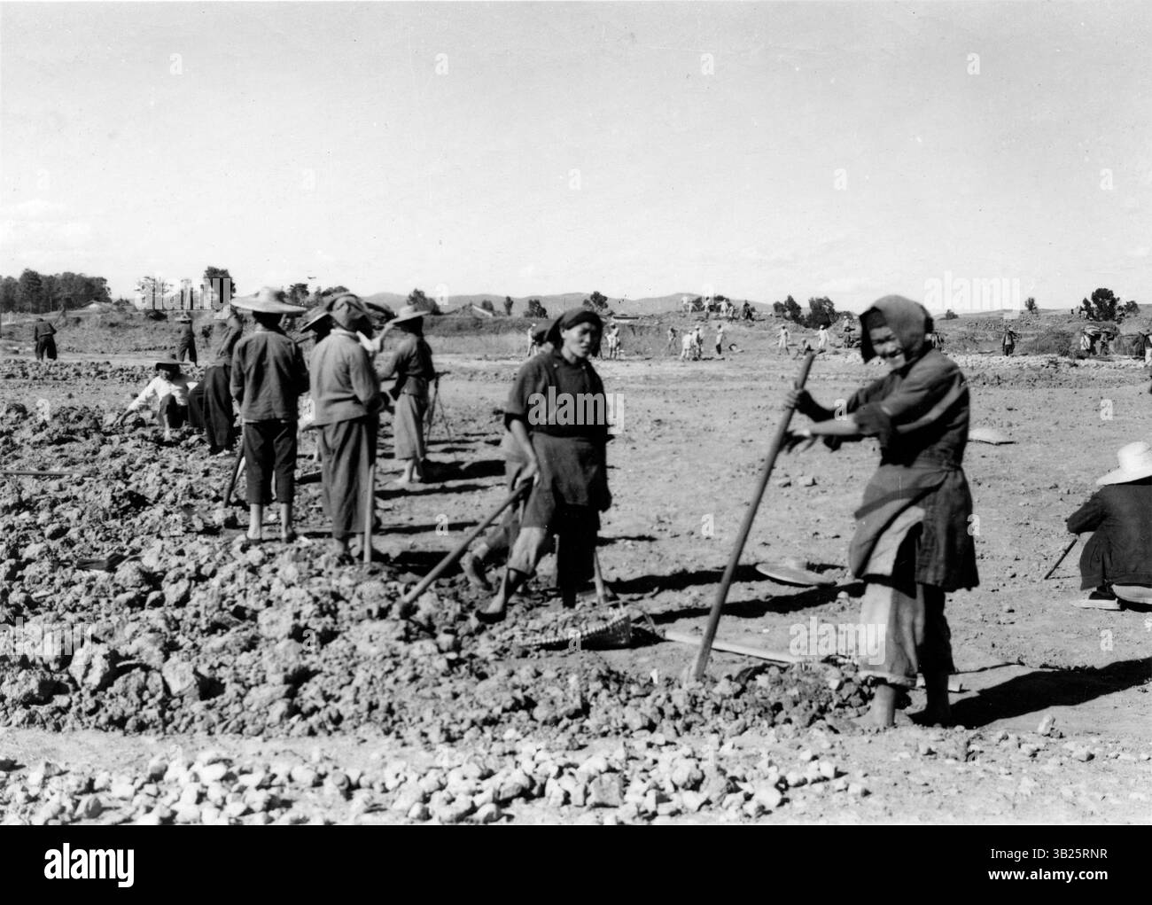 Oratori che lavorano all'espansione dell'aeroporto di Kunming, Kunming, Yunnan, Cina, 1943 Foto Stock