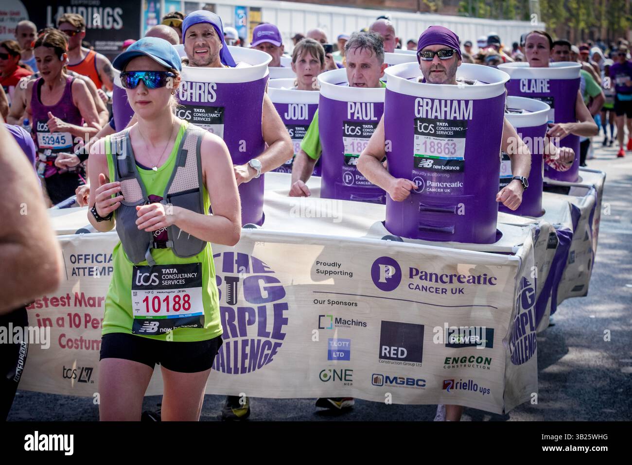 Londra, Regno Unito. 27 aprile 2025. La maratona di Londra passa lungo Evelyn Street di Deptford nel sud-est di Londra, il percorso di 26,2 miglia, dove i corridori vengono accolti e applauditi dai residenti locali. Crediti: Guy Corbishley/Alamy Live News Foto Stock