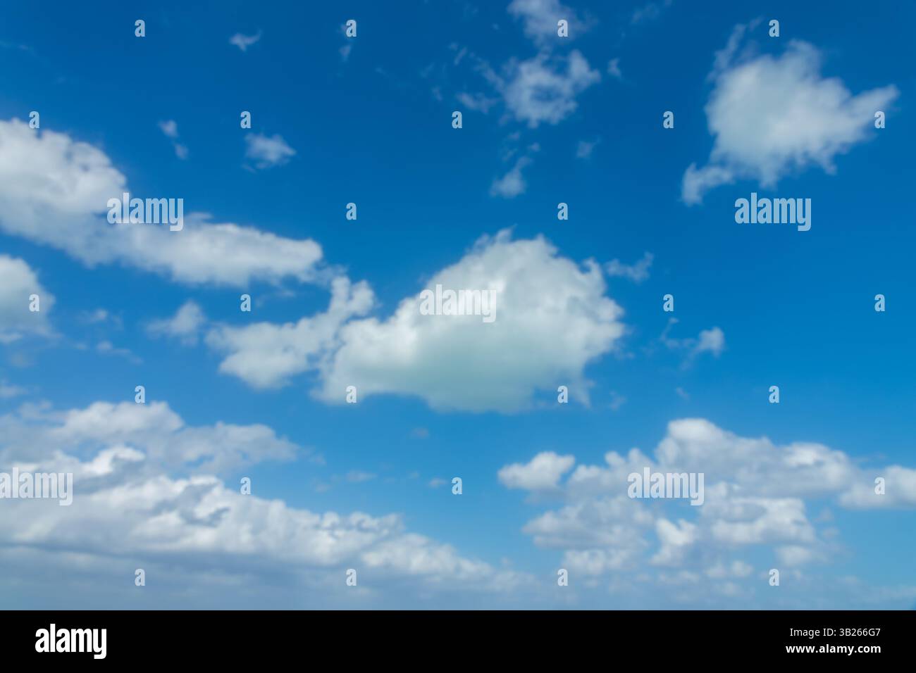 Cielo blu con bellissime nuvole bianche, sfondo cielo sostitutivo Foto Stock