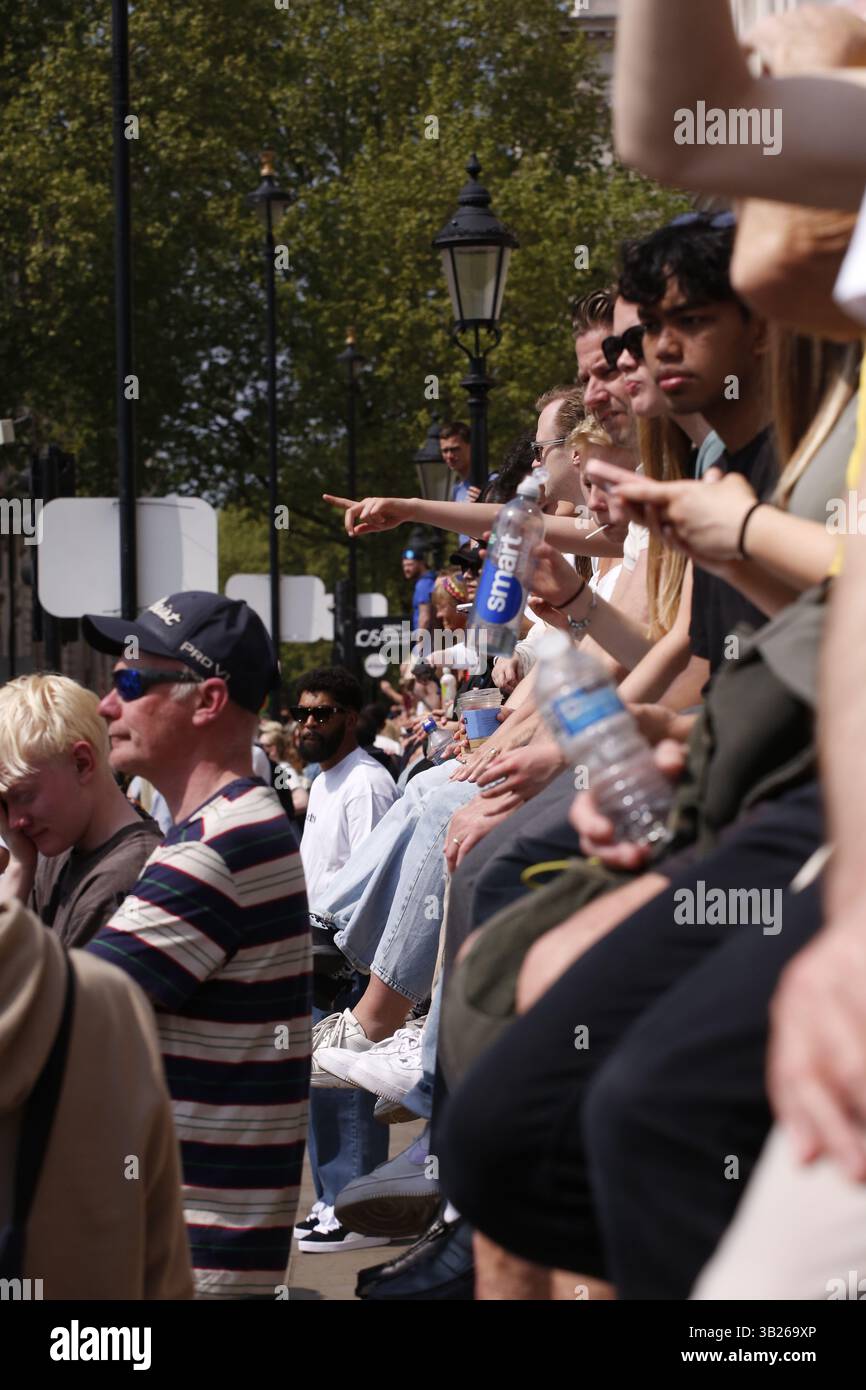 27 aprile 2025, migliaia di Londra partecipano alla Maratona di Londra 2025 i 56.000 partecipanti della Maratona di Londra percorrono un percorso di 26,2 miglia in tutta la città. E' la 45esima volta che si svolge l'evento. Foto: Roland Ravenhill/Alamy Foto Stock