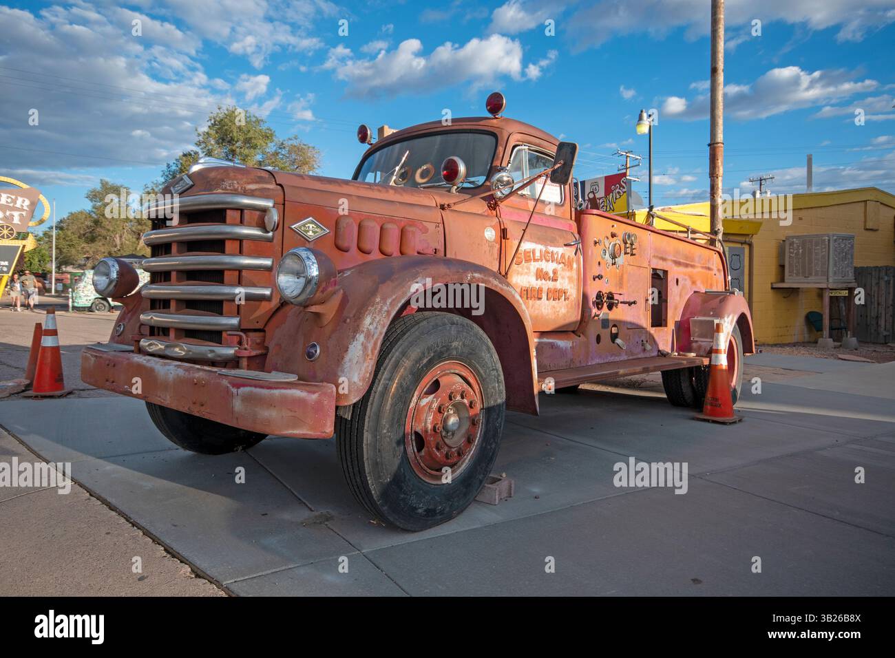 Vecchio rimorchio Ford del 1948 a Seligman, (città storica lungo la Route 66 che ha ispirato il famoso film d'animazione "Cars"), Yavapai County, Arizona, USA Foto Stock