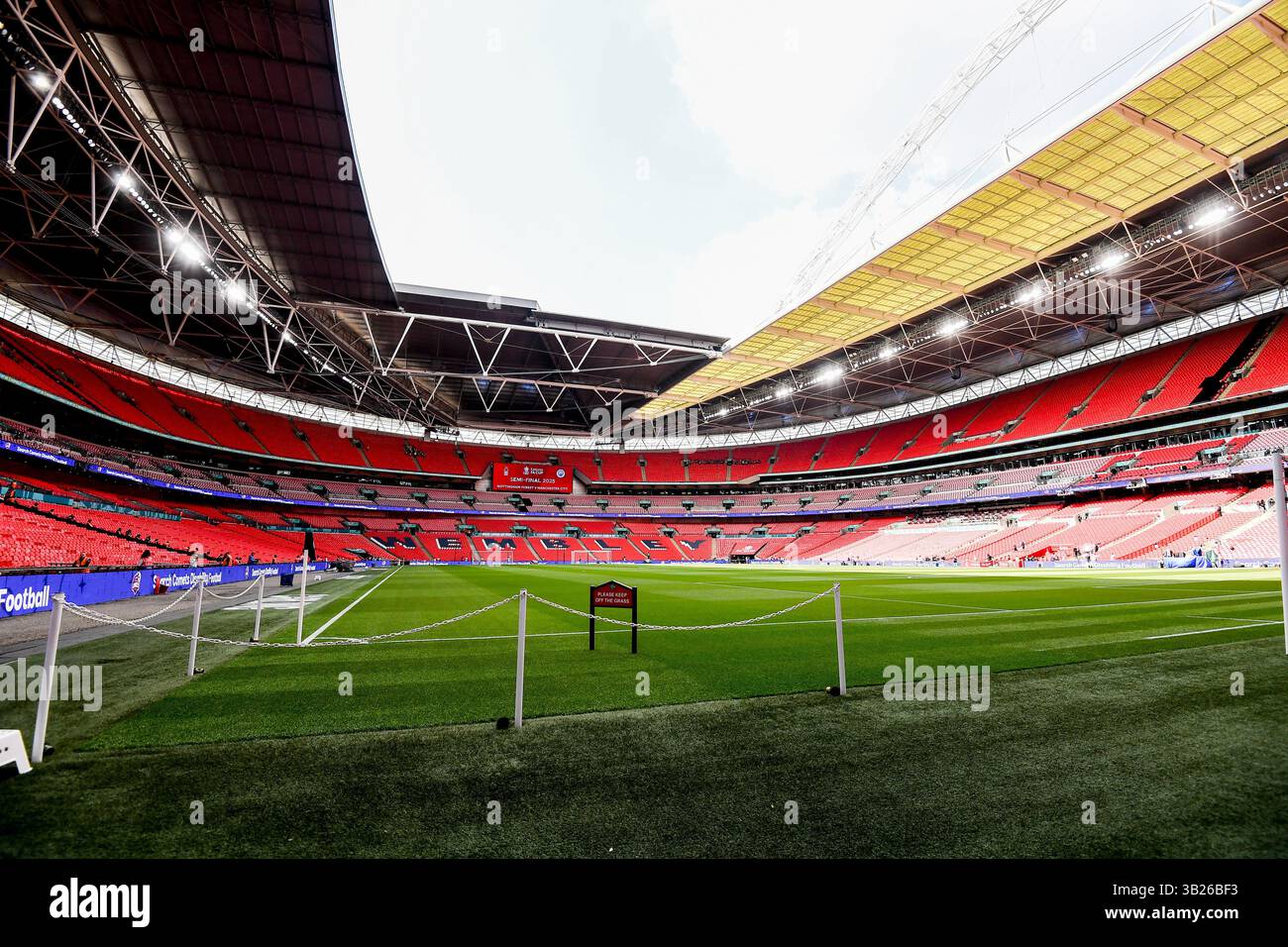 Wembley Stadium, Londra, domenica 27 aprile 2025. Londra, Regno Unito. 27 aprile 2025. Veduta generale di Wembley, sede del calcio inglese in vista della semifinale della Coppa degli Emirati Arabi tra Manchester City e Nottingham Forest allo Stadio di Wembley, Londra, domenica 27 aprile 2025. (Foto: Jon Hobley | mi News) crediti: MI News & Sport /Alamy Live News Foto Stock