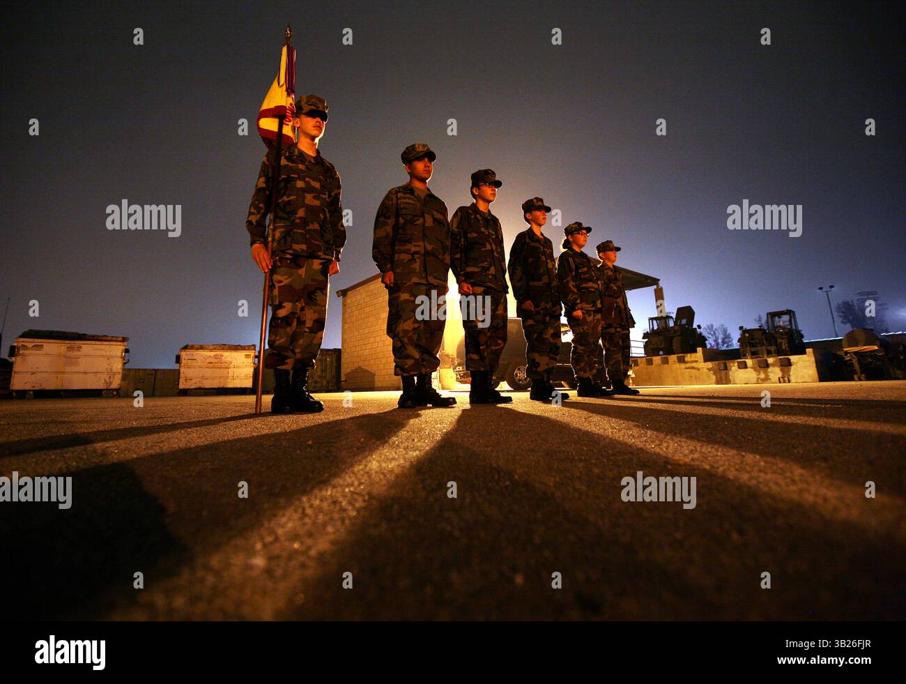 17 dicembre 2009 - Bakersfield, CA, USA - Casey Christie / The Californian. I giovani regolari dei Marine lavorano al saluto della bandiera di apertura all'inizio delle loro riunioni regolari presso i campi di addestramento della riserva USMC a Chester Avenue. (Immagine di credito: © The Bakersfield Californian/ZUMApress.com) Foto Stock