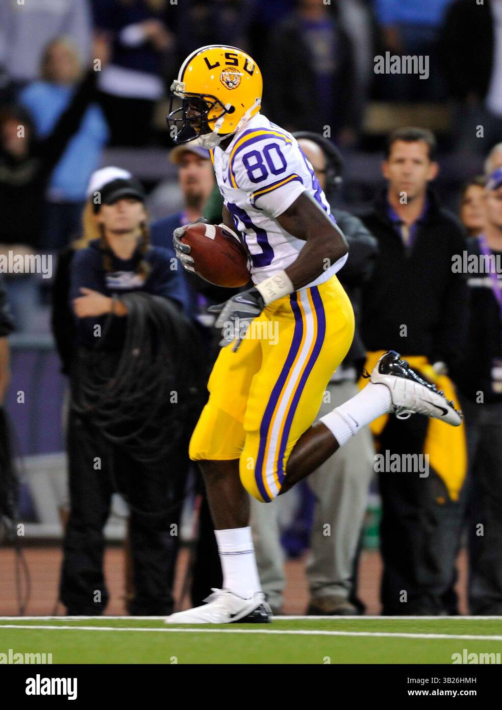 5 settembre 2009 . Terrance Toliver n. 80 dei LSU Tigers sconfisse 39 yard e il secondo di due touchdown su ricezione, mentre guadagnò 117 yard su quattro ricezioni in azione contro Washington all'Husky Stadium di Seattle, Washington. . I LSU Tigers sconfiggono i Washington Huskies 31 - 23.George Holland / Cal Sport Media. (Immagine di credito: © George Holland/Cal Sport Media/ZUMA Press) Foto Stock