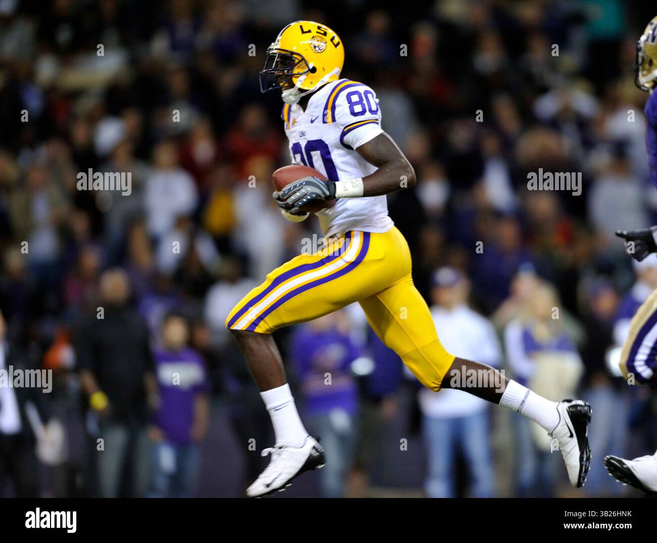 5 settembre 2009 . Terrance Toliver n. 80 dei LSU Tigers si liberò per 45 yard e il primo di due touchdown su ricezione mentre guadagnò 117 yard su quattro ricezioni in azione contro Washington all'Husky Stadium di Seattle, Washington. . I LSU Tigers sconfiggono i Washington Huskies 31 - 23.George Holland / Cal Sport Media (immagine di credito: © George Holland/Cal Sport Media/ZUMA Press) Foto Stock