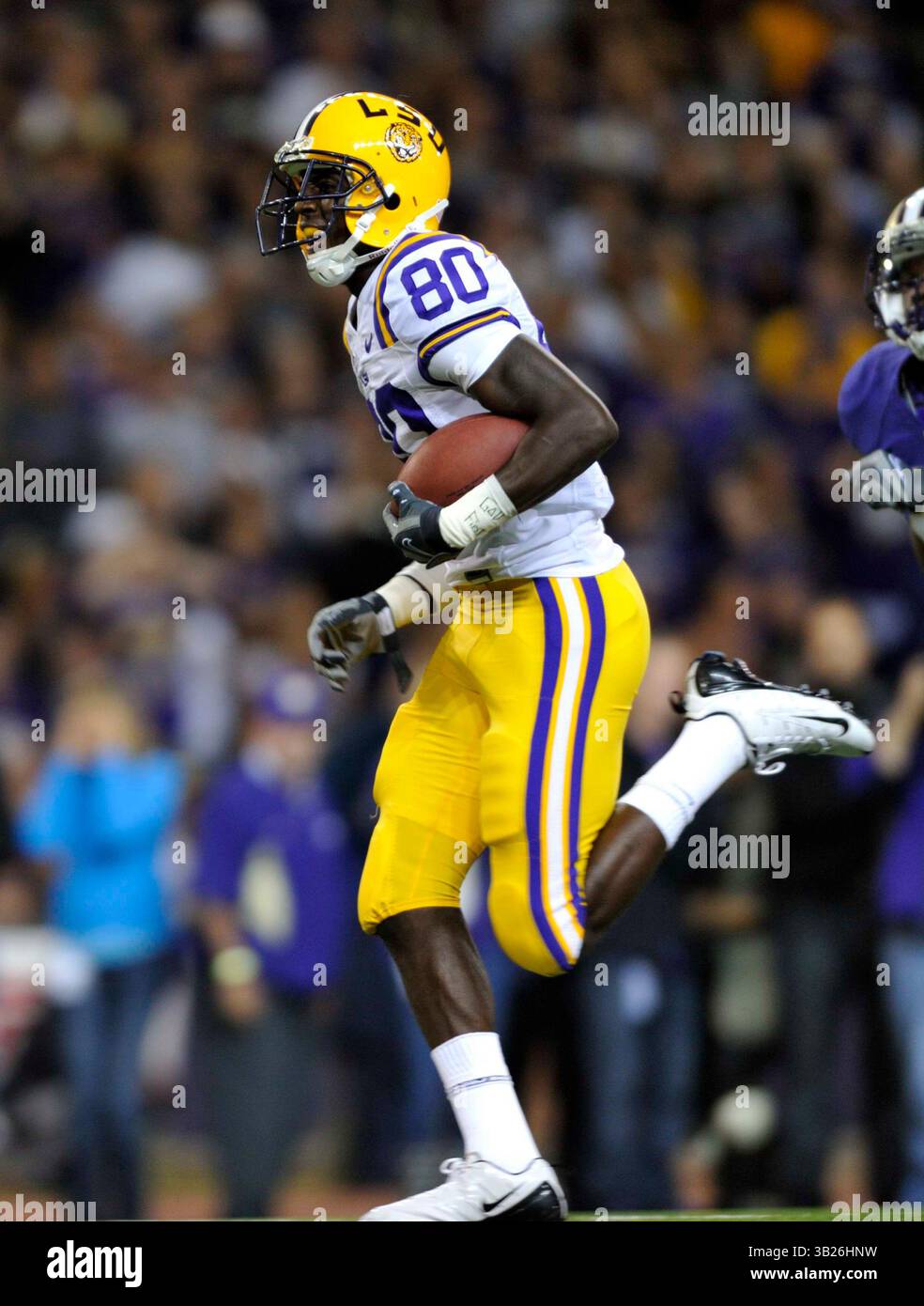 5 settembre 2009 . Terrance Toliver n. 80 dei LSU Tigers si liberò per 45 yard e il primo di due touchdown su ricezione mentre guadagnò 117 yard su quattro ricezioni in azione contro Washington all'Husky Stadium di Seattle, Washington. . I LSU Tigers sconfiggono i Washington Huskies 31 - 23.George Holland / Cal Sport Media (immagine di credito: © George Holland/Cal Sport Media/ZUMA Press) Foto Stock