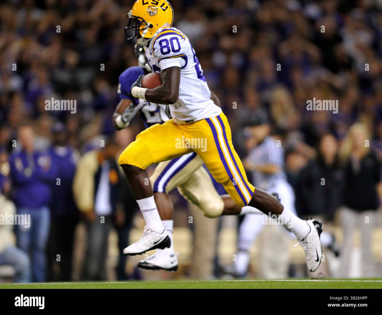 5 settembre 2009 . Terrance Toliver n. 80 dei LSU Tigers si liberò per 45 yard e il primo di due touchdown su ricezione mentre guadagnò 117 yard su quattro ricezioni in azione contro Washington all'Husky Stadium di Seattle, Washington. . I LSU Tigers sconfiggono i Washington Huskies 31 - 23.George Holland / Cal Sport Media. (Immagine di credito: © George Holland/Cal Sport Media/ZUMA Press) Foto Stock