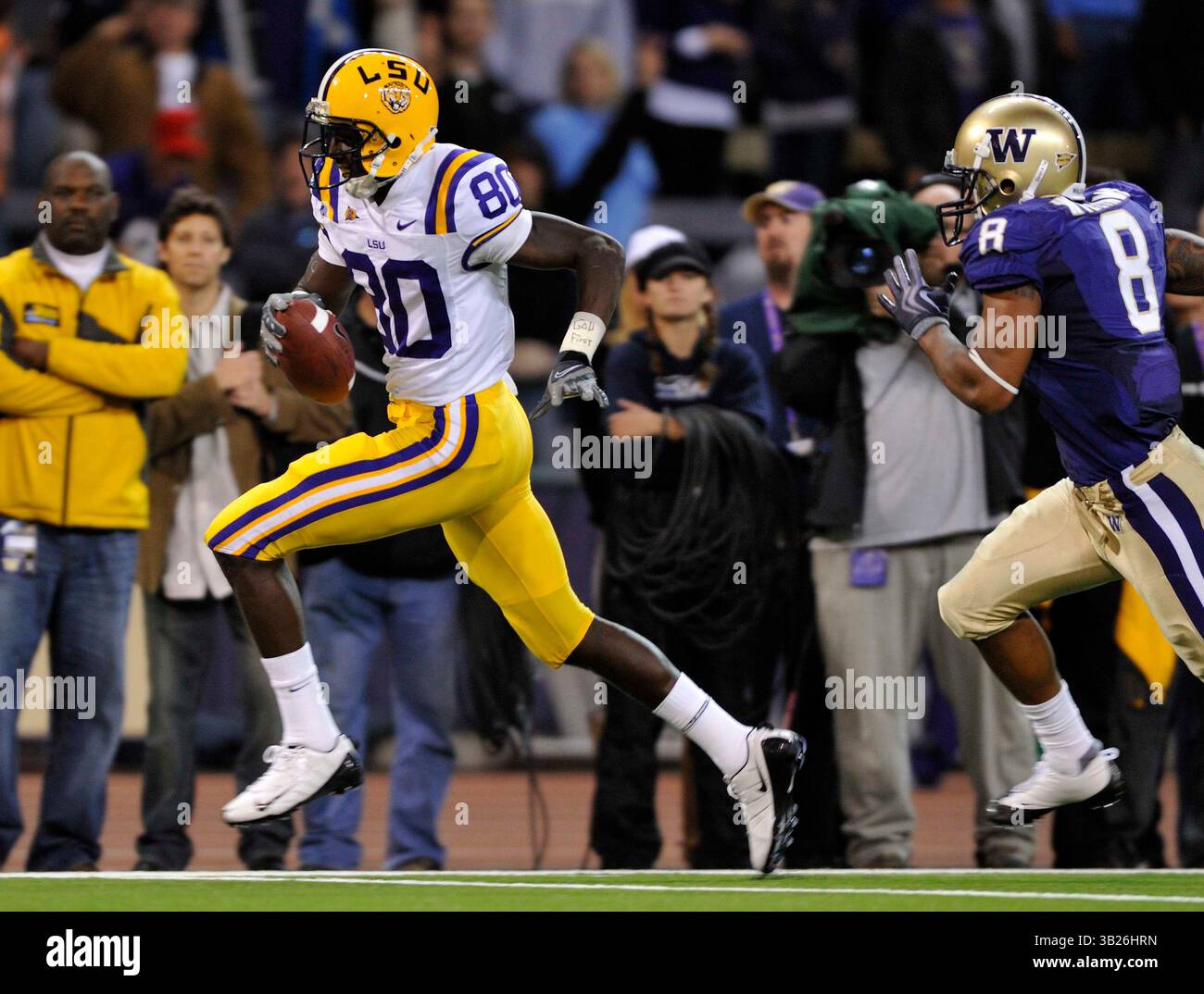 5 settembre 2009 . Terrance Toliver n. 80 dei LSU Tigers sconfisse 39 yard e il secondo di due touchdown su ricezione, mentre guadagnò 117 yard su quattro ricezioni in azione contro Washington all'Husky Stadium di Seattle, Washington. . I LSU Tigers sconfiggono i Washington Huskies 31 - 23.George Holland / Cal Sport Media. (Immagine di credito: © George Holland/Cal Sport Media/ZUMA Press) Foto Stock