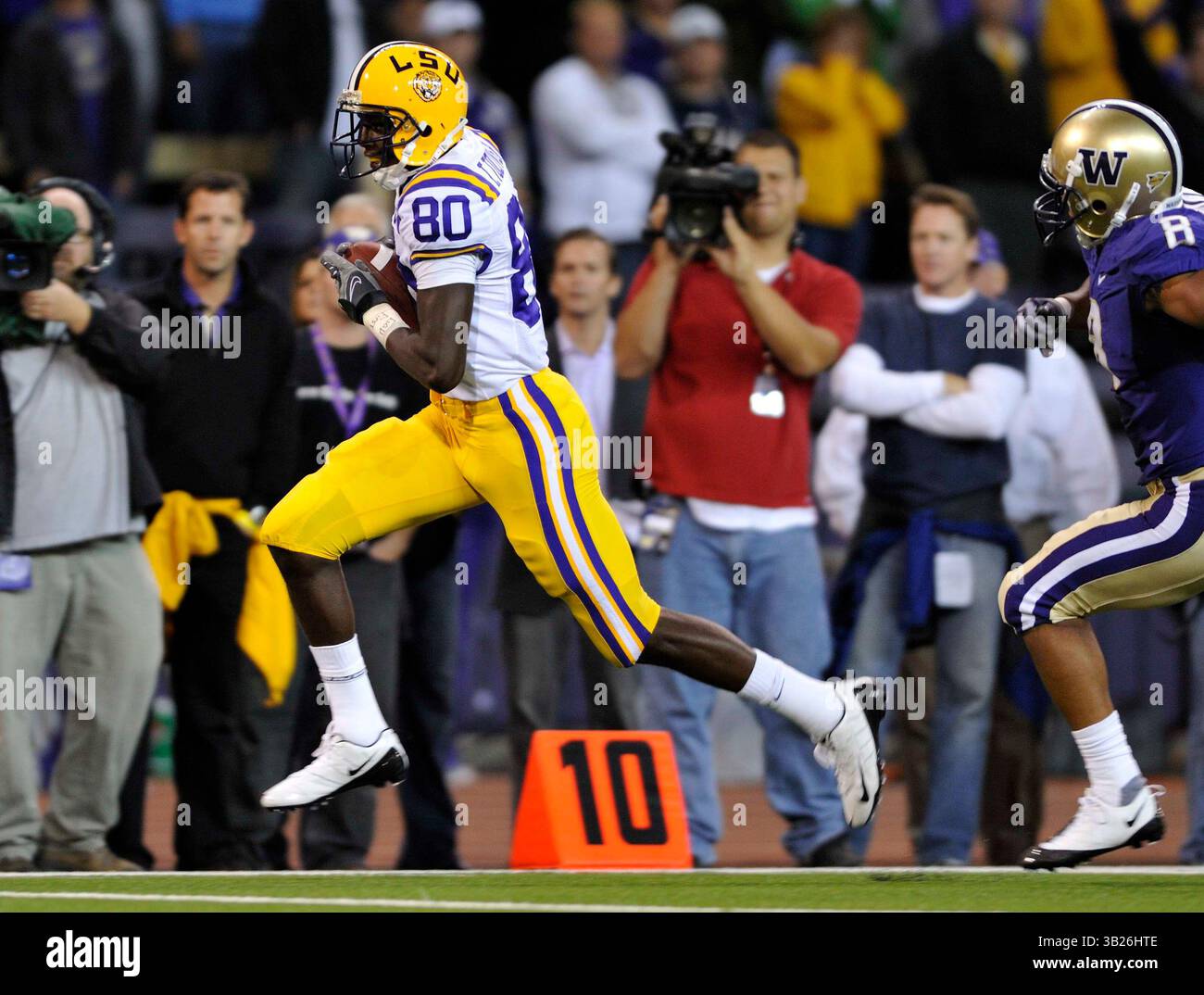 5 settembre 2009 . Terrance Toliver n. 80 dei LSU Tigers sconfisse 39 yard e il secondo di due touchdown su ricezione, mentre guadagnò 117 yard su quattro ricezioni in azione contro Washington all'Husky Stadium di Seattle, Washington. . I LSU Tigers sconfiggono i Washington Huskies 31 - 23.George Holland / Cal Sport Media. (Immagine di credito: © George Holland/Cal Sport Media/ZUMA Press) Foto Stock