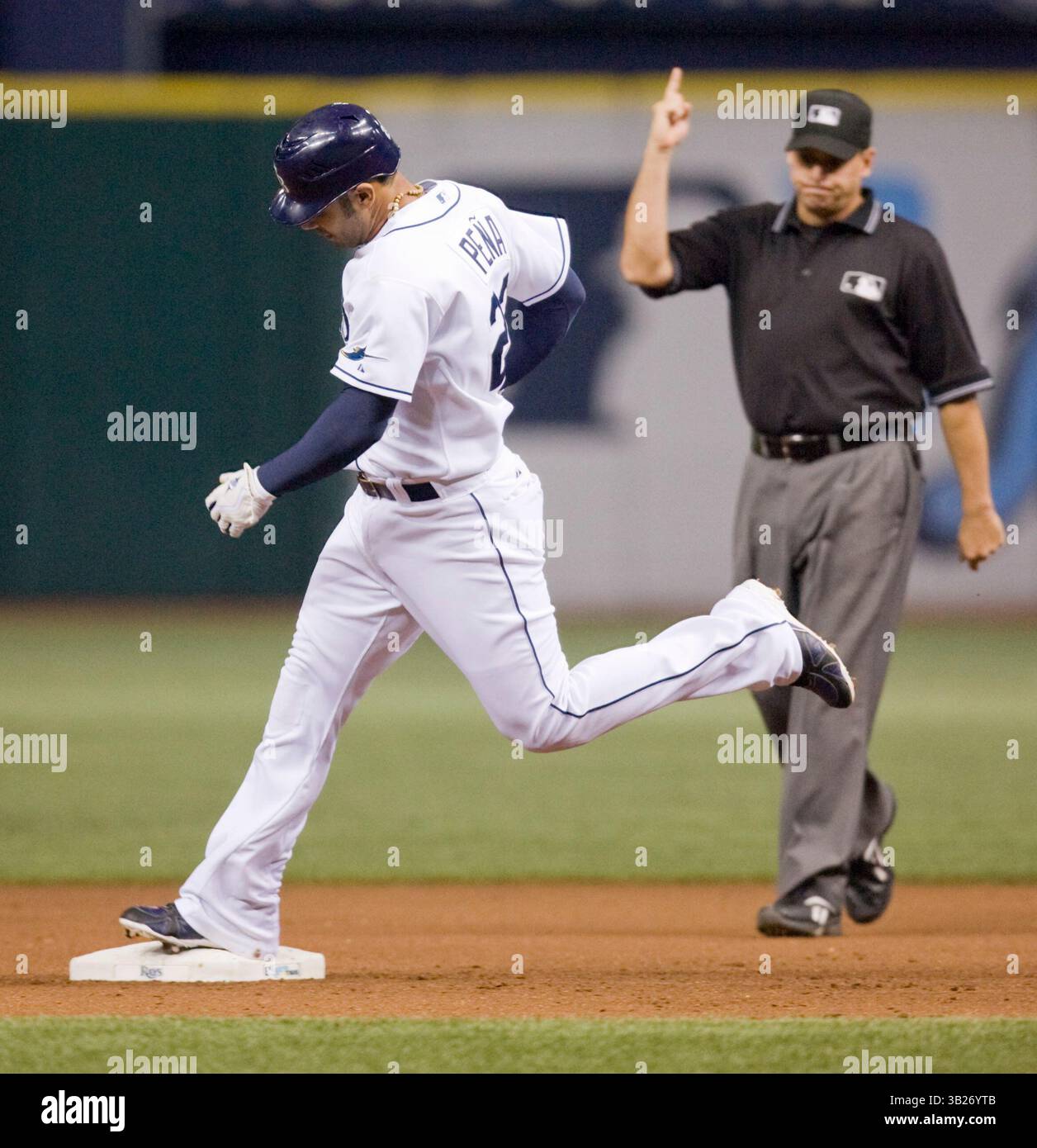 JAMES BORCHUCK | Times. SP 309954 BORC rays 9 (21/08/2009) Carlos pena fa il secondo giro come arbitro Andy Fletcher segnala un home run durante il sesto inning. [JAMES BORCHUCK, Times]..Rays vs Rangers (immagine di credito: © St. Petersburg Times/ZUMA Press) Foto Stock