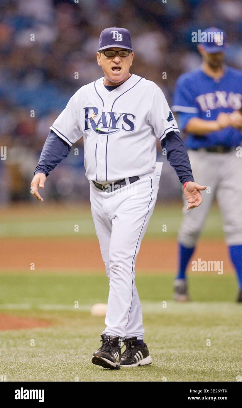 JAMES BORCHUCK | Times. SP 309954 BORC Rays 7 (21/08/2009) Joe Maddon si dirige verso il dugout dopo aver avuto una conversazione con il secondo arbitro di base Andy Fletcher dopo che B.J. Upton è stato beccato a rubare nel secondo inning. [JAMES BORCHUCK, Times]..Rays vs Rangers (immagine di credito: © St. Petersburg Times/ZUMA Press) Foto Stock