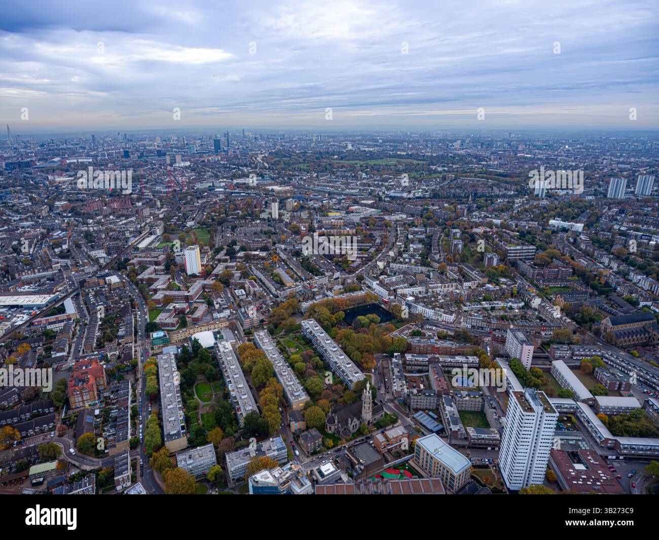 L'arazzo residenziale di Londra: Pianificazione urbana dall'alto. Splendida vista aerea dei quartieri residenziali di Londra con fogliame autunnale. Foto Stock