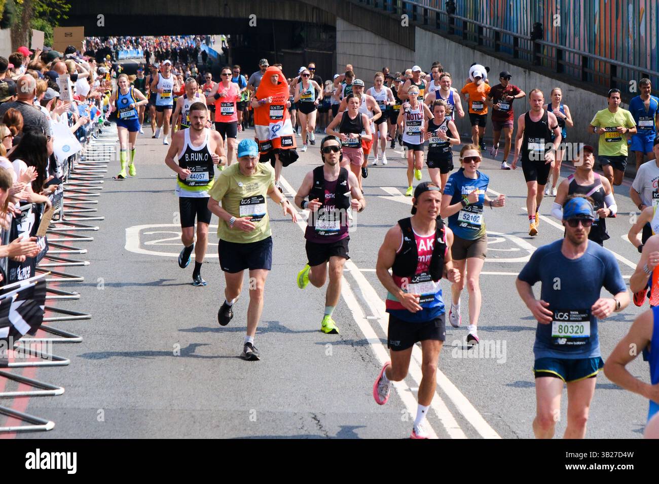 Londra, Regno Unito. 27 aprile 2025. La folla guarda i corridori della maratona TCS di Londra del 2025. Crediti: Matthew Chattle/Alamy Live News Foto Stock