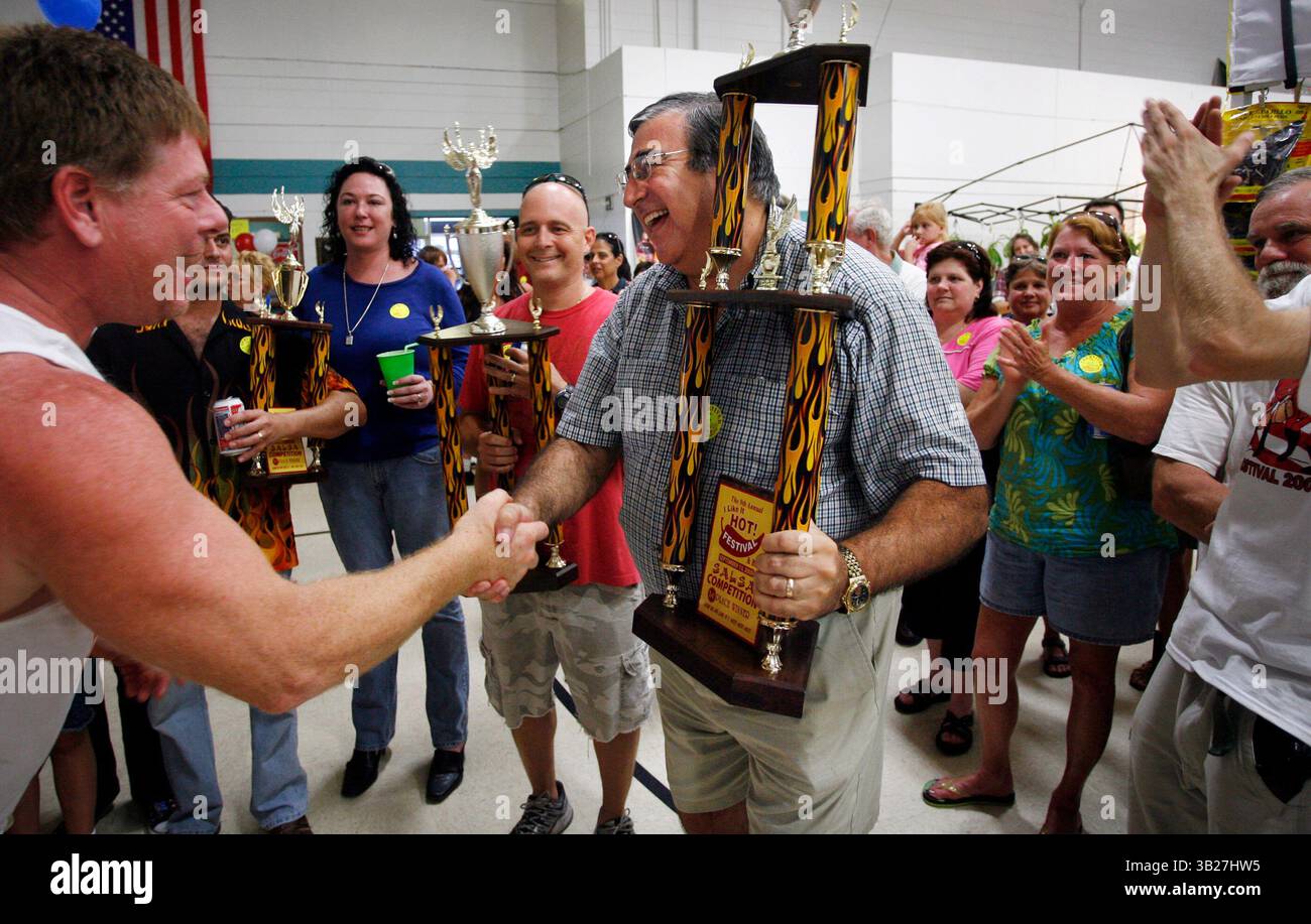 DOUGLAS R. CLIFFORD | TIMES. NP 311864 CLIF HOT 4 DOMENICA (9/13/2009) LARGO Bob Teets (CQ), di San Pietroburgo, a sinistra, si congratula con Lupe Villarreal (CQ), di Tarpon Springs, dopo aver vinto la gara di salsa di domenica al nono anno i Like IT Hot! Festival di largo. La salsa di Villarreal, ''Queen of Mean'', ha battuto altre 22 voci per aggiudicarsi l'ambito trofeo del primo posto. Gli organizzatori hanno definito l'evento come il più grande festival del cibo piccante in Florida, che si è tenuto questo fine settimana presso la Minnreg Hall di largo e ha caratterizzato concorsi amatoriali di salsa e salsa calda, concorsi per mangiare pepe e decine di venditori. [Douglas Foto Stock